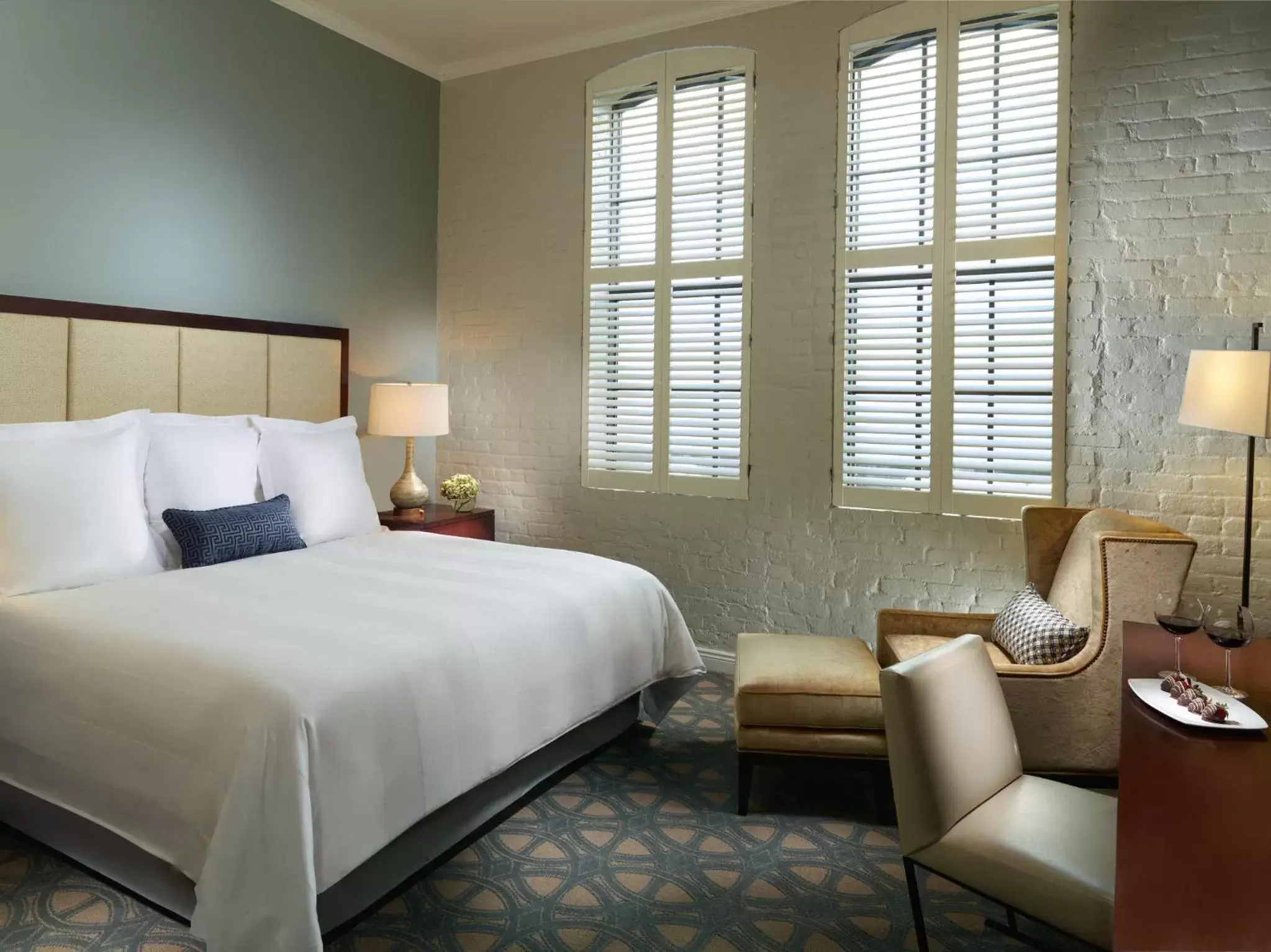 Photo of the whole room, Bed in Omni Riverfront New Orleans