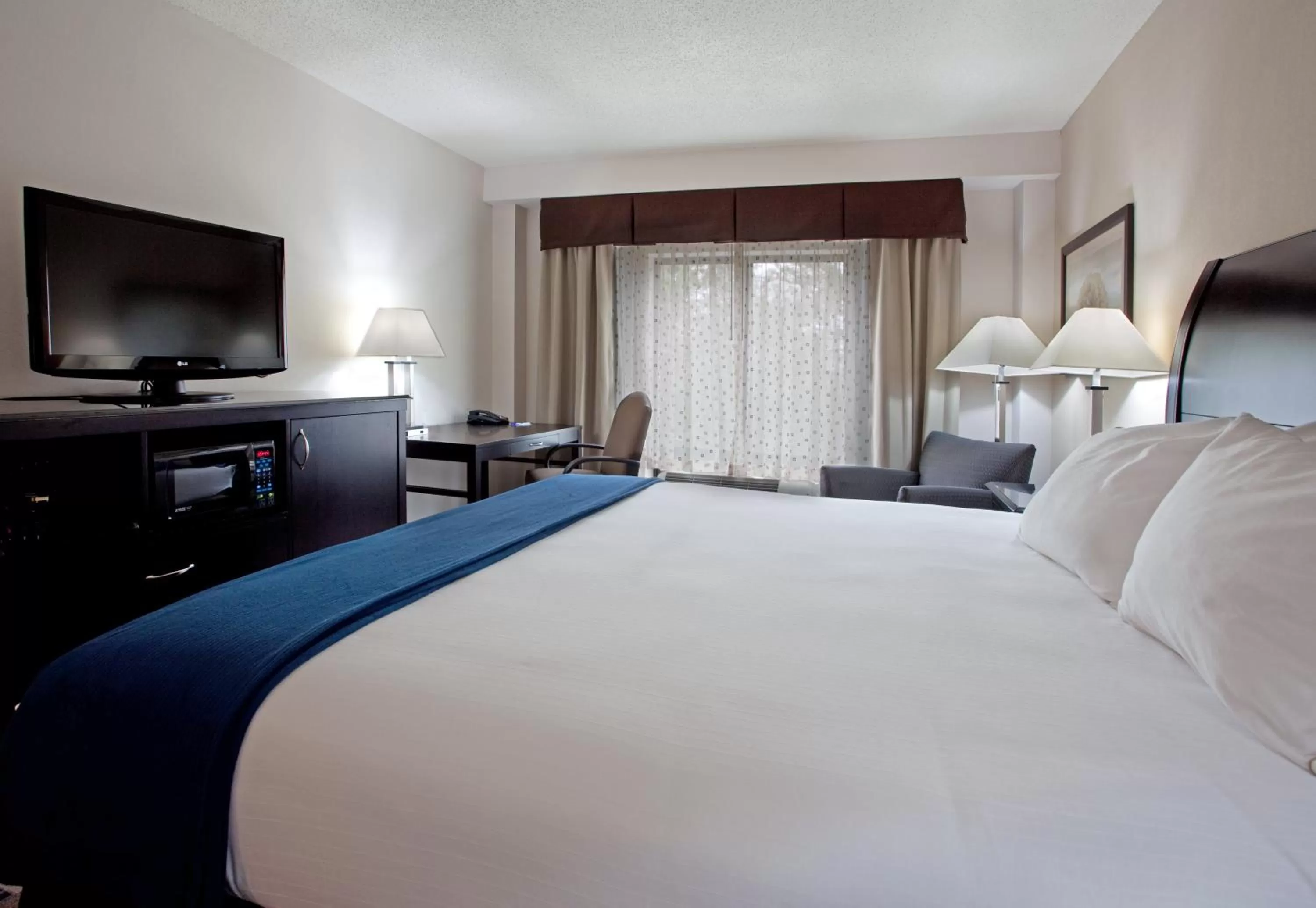 Photo of the whole room, Bed in Holiday Inn Express Hotel & Suites Hope Mills-Fayetteville Airport by IHG