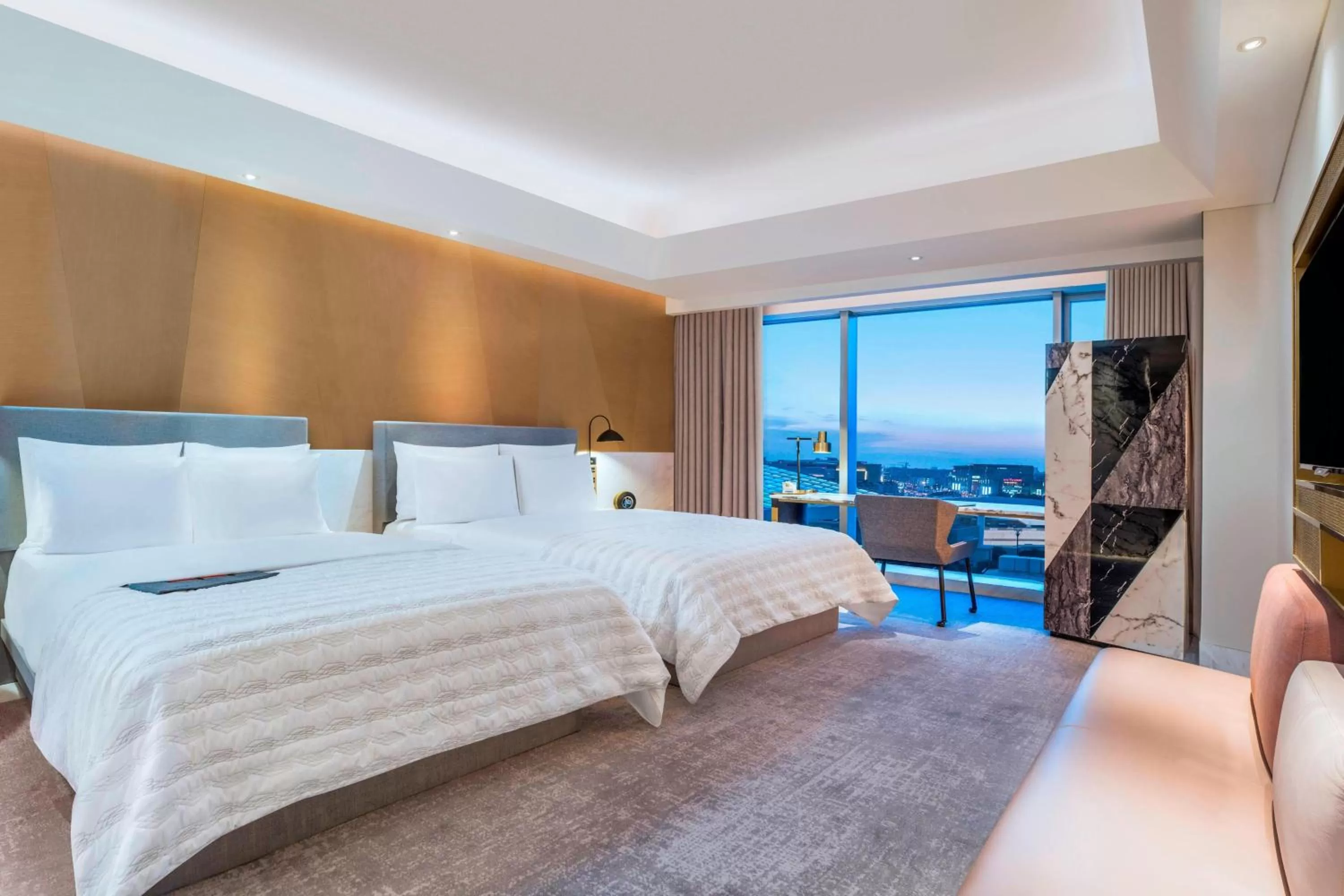 Photo of the whole room, Bed in Le Meridien Shanghai Hongqiao,Minhang