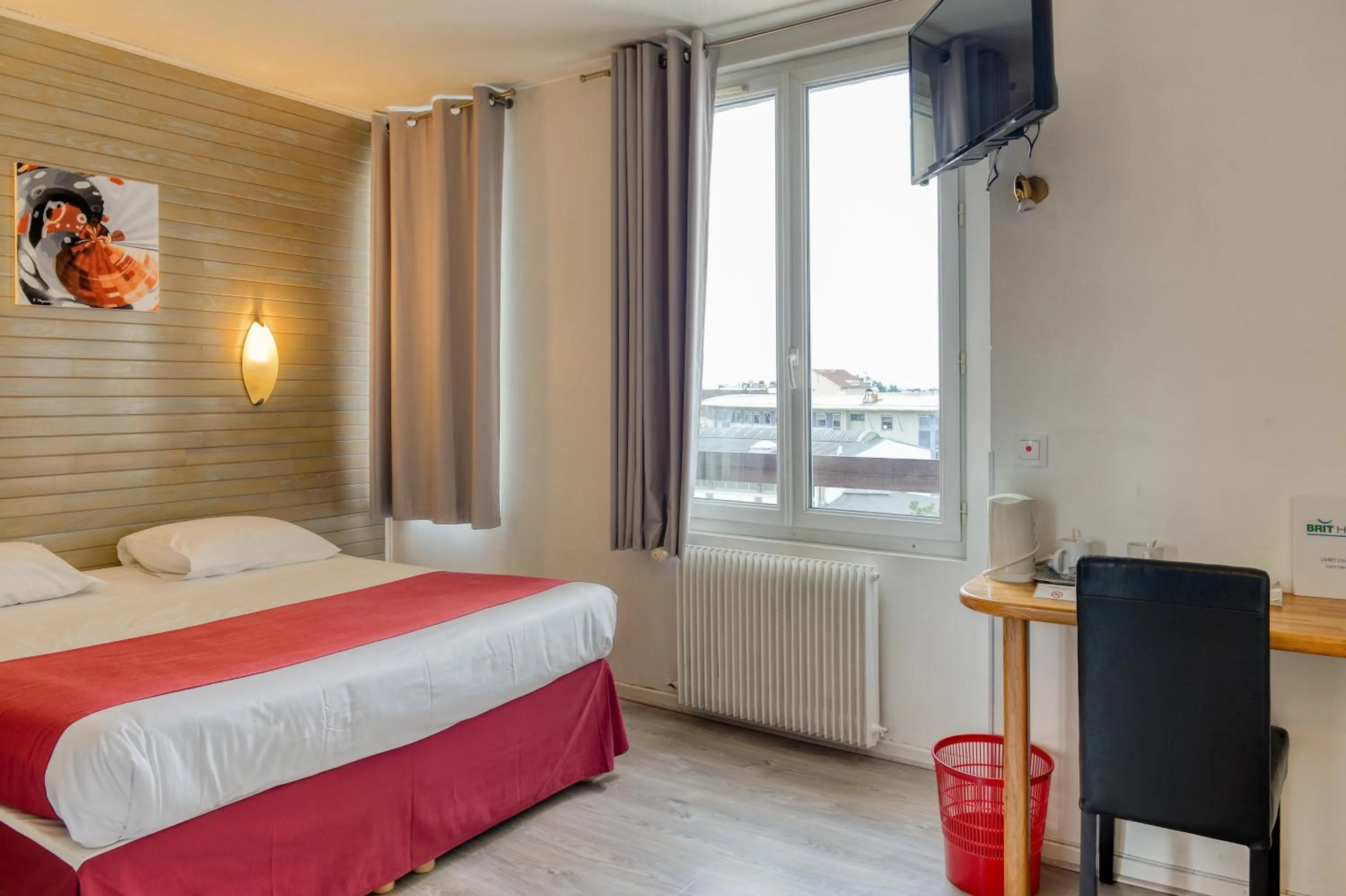 Bed in Brit Hotel du Commerce Bergerac