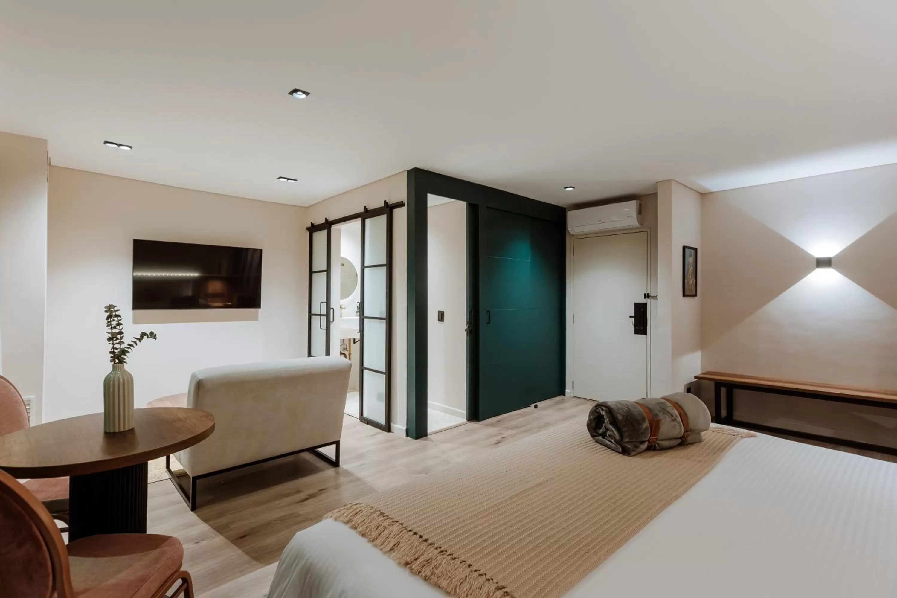 Photo of the whole room, Bed in 1616 Hotel