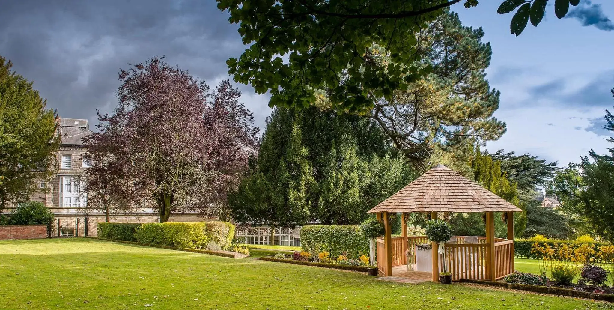 Garden, Property Building in Old Swan Hotel