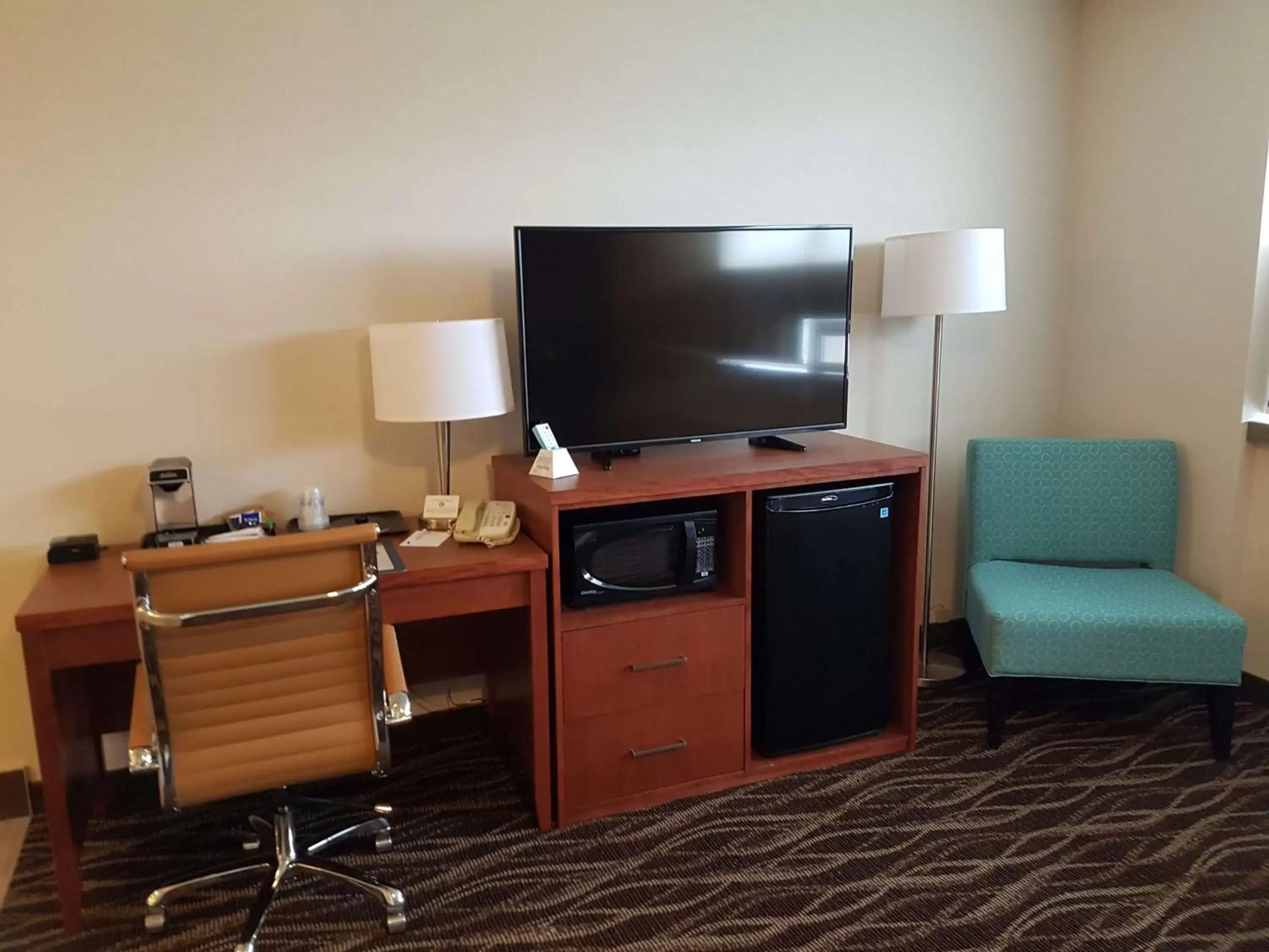 Photo of the whole room, TV/Entertainment Center in Best Western Plus Durham Hotel & Conference Centre