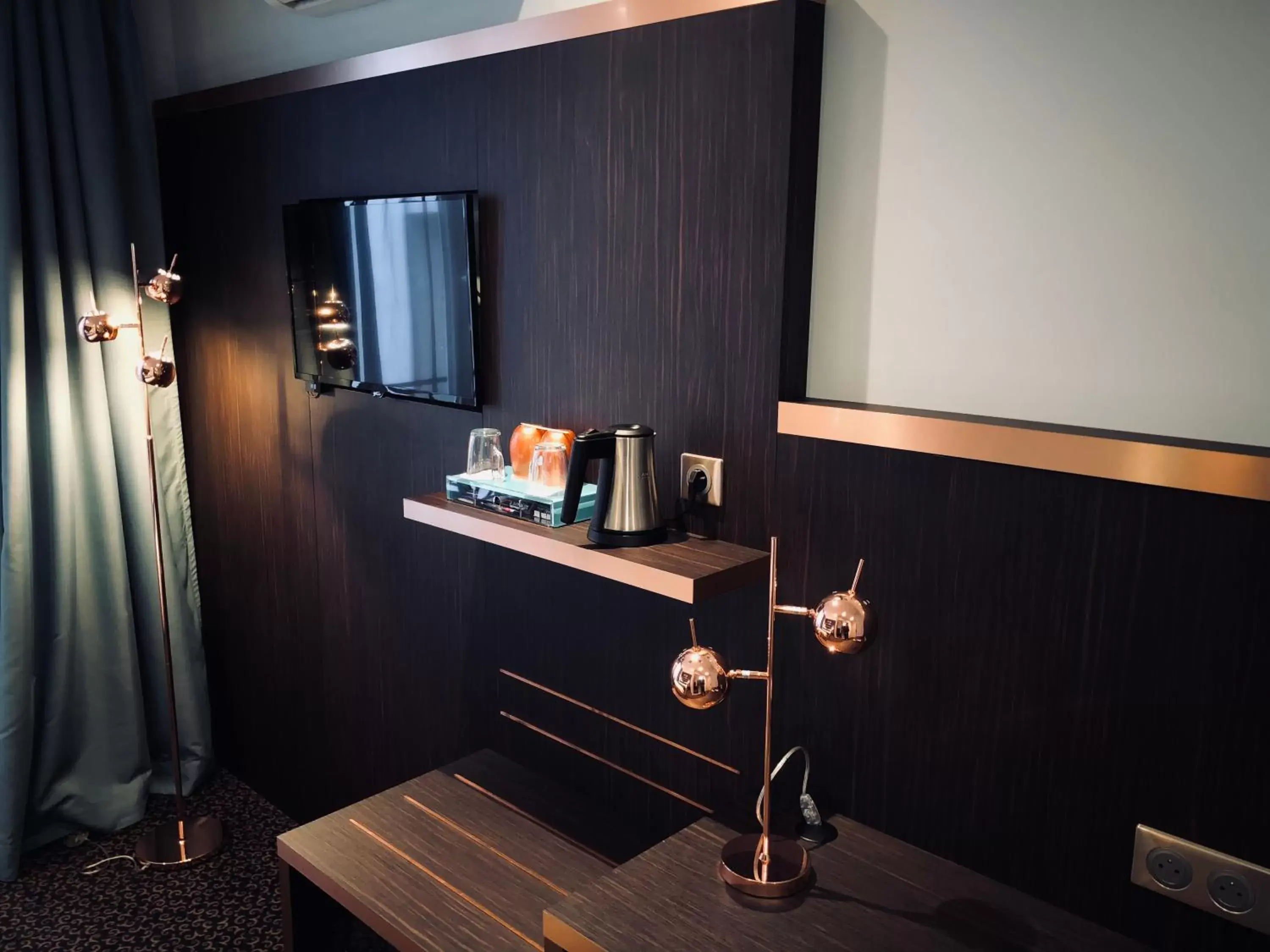 Coffee/tea facilities, TV/Entertainment Center in Best Western Empire Elysees