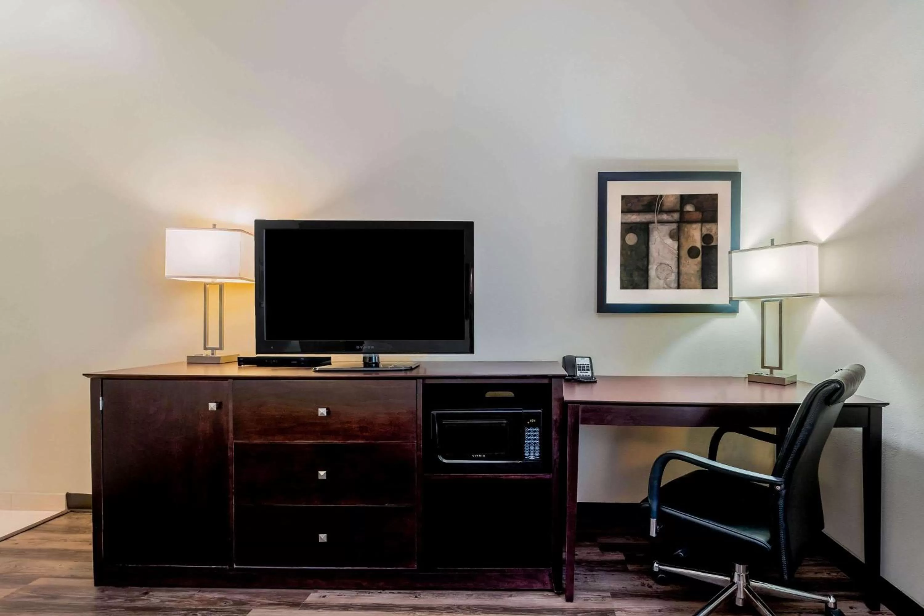 Photo of the whole room in La Quinta by Wyndham Marshall