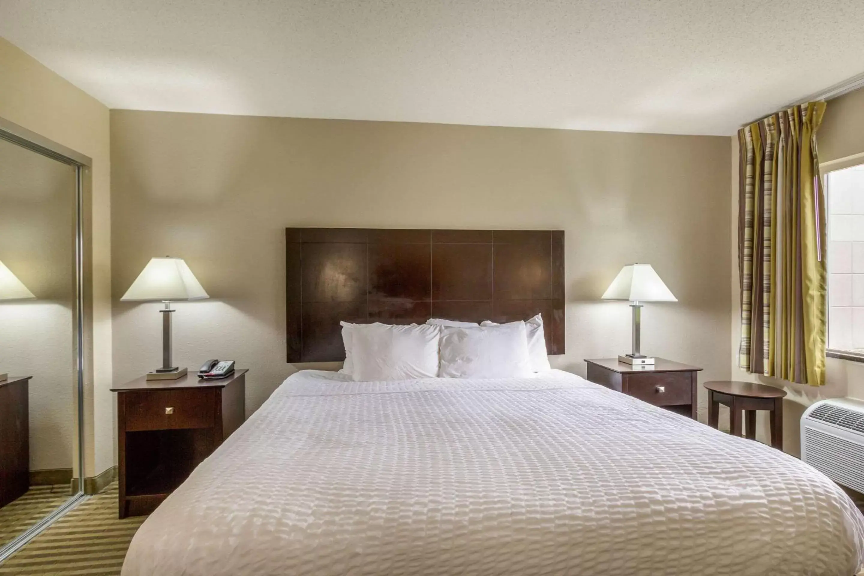 Photo of the whole room, Bed in Clarion Hotel Beachwood-Cleveland