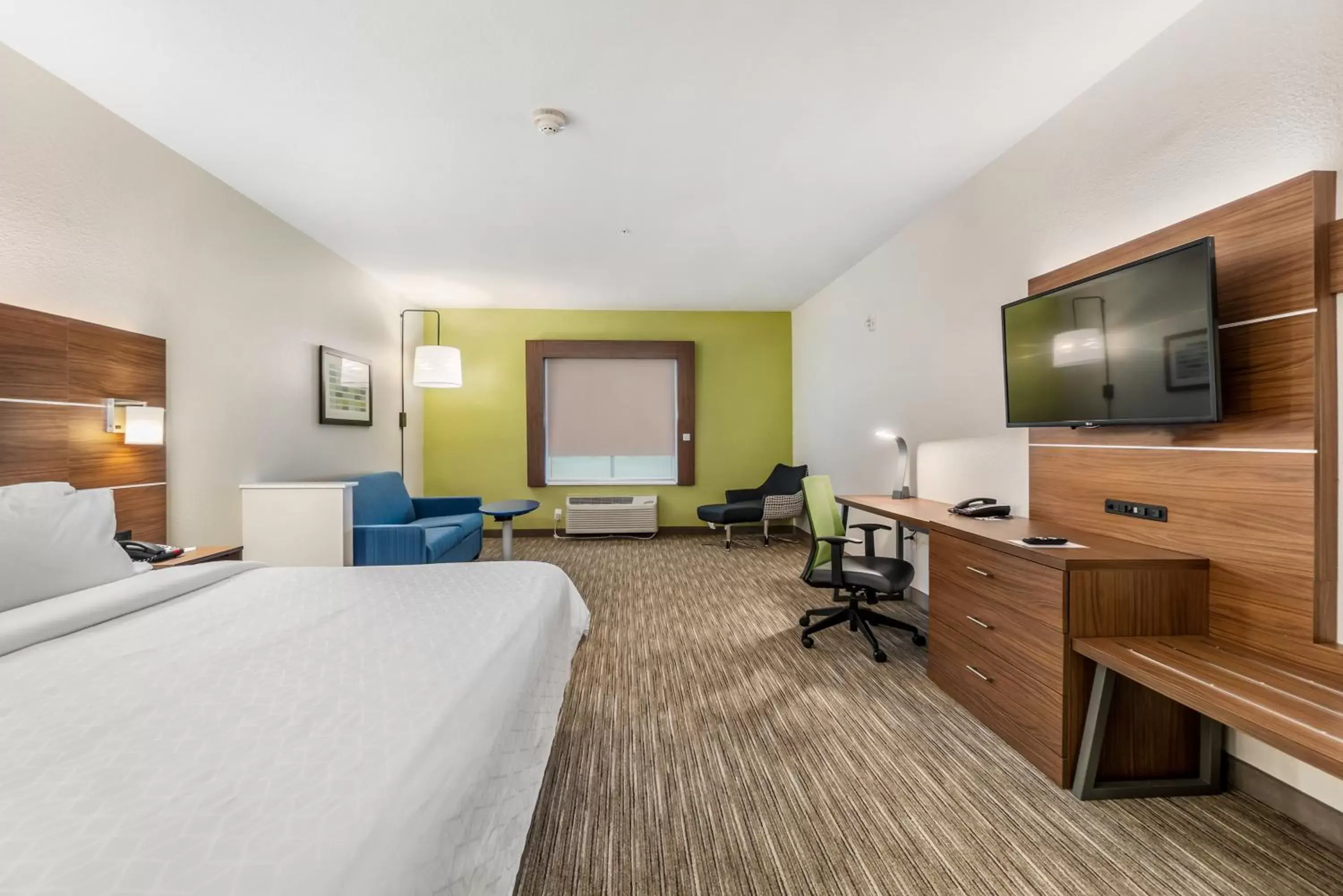 Photo of the whole room, TV/Entertainment Center in Holiday Inn Express & Suites Van Buren-Fort Smith Area, an IHG Hotel