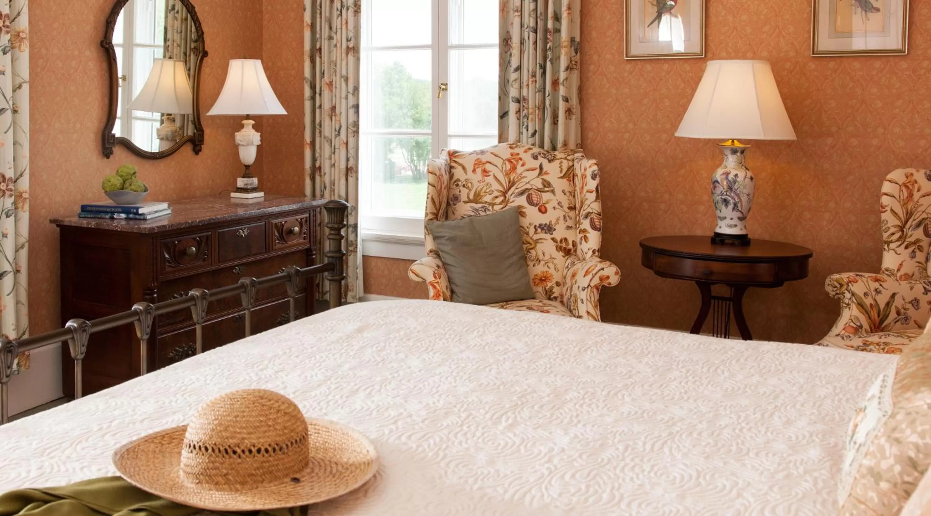 Bed in Inn at Warner Hall