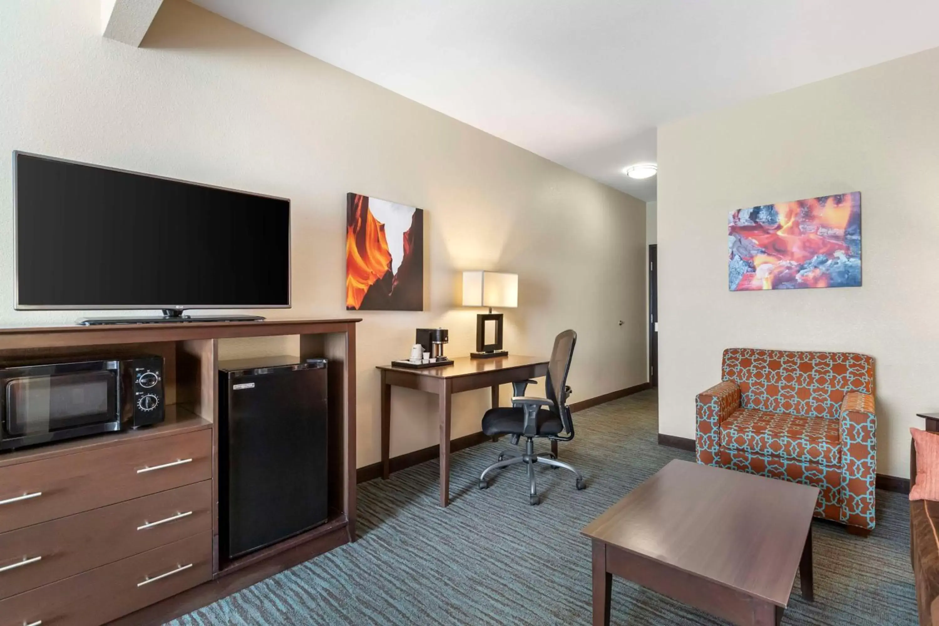 Photo of the whole room, TV/Entertainment Center in Best Western Plus Longhorn Inn & Suites