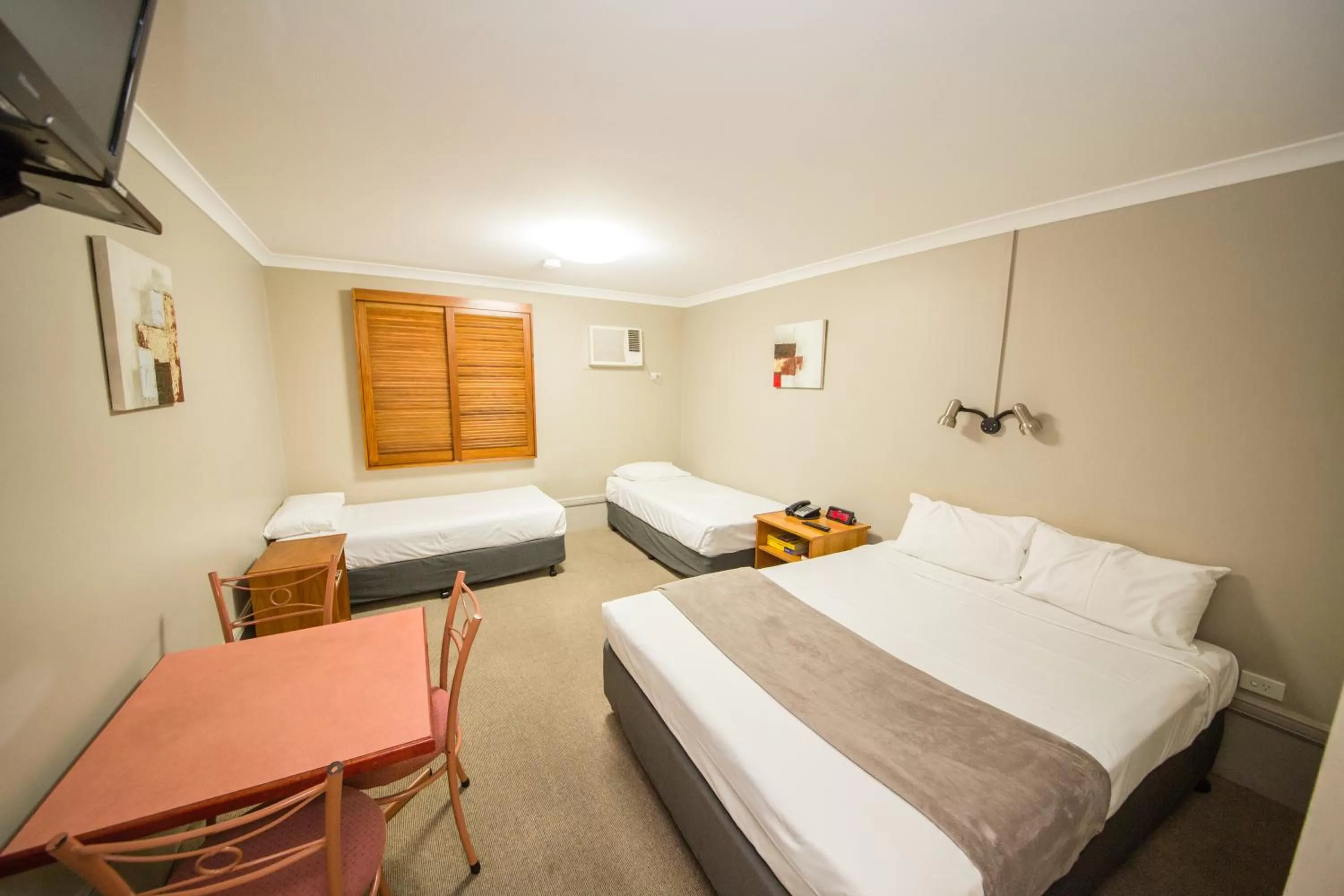 Bedroom, Bed in Cosmopolitan Motel & Serviced Apartments