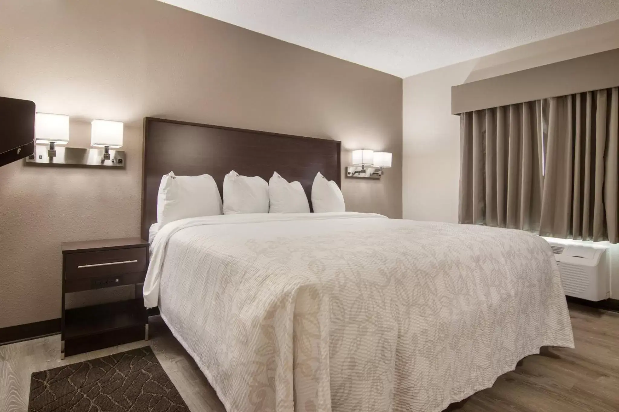 Bedroom, Bed in Red Roof Inn PLUS & Suites Erie