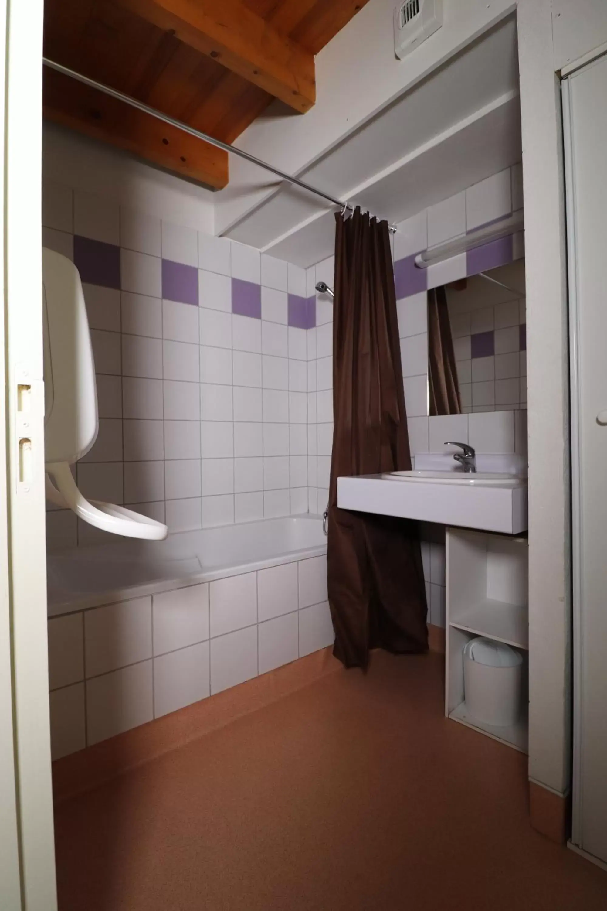 Shower, Bathroom in Chateau Ricard