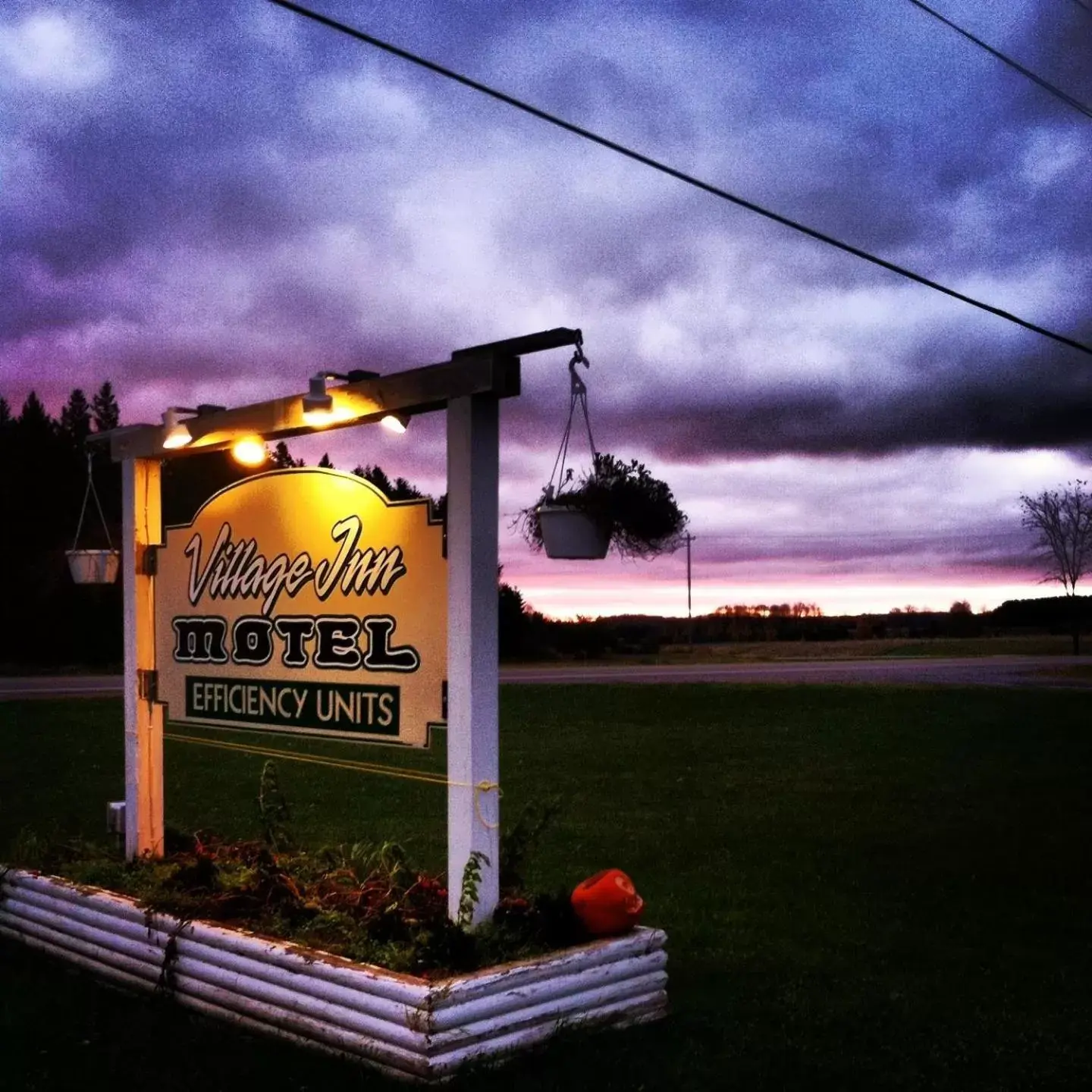 Facade/entrance, Property Logo/Sign in Village Inn Motel