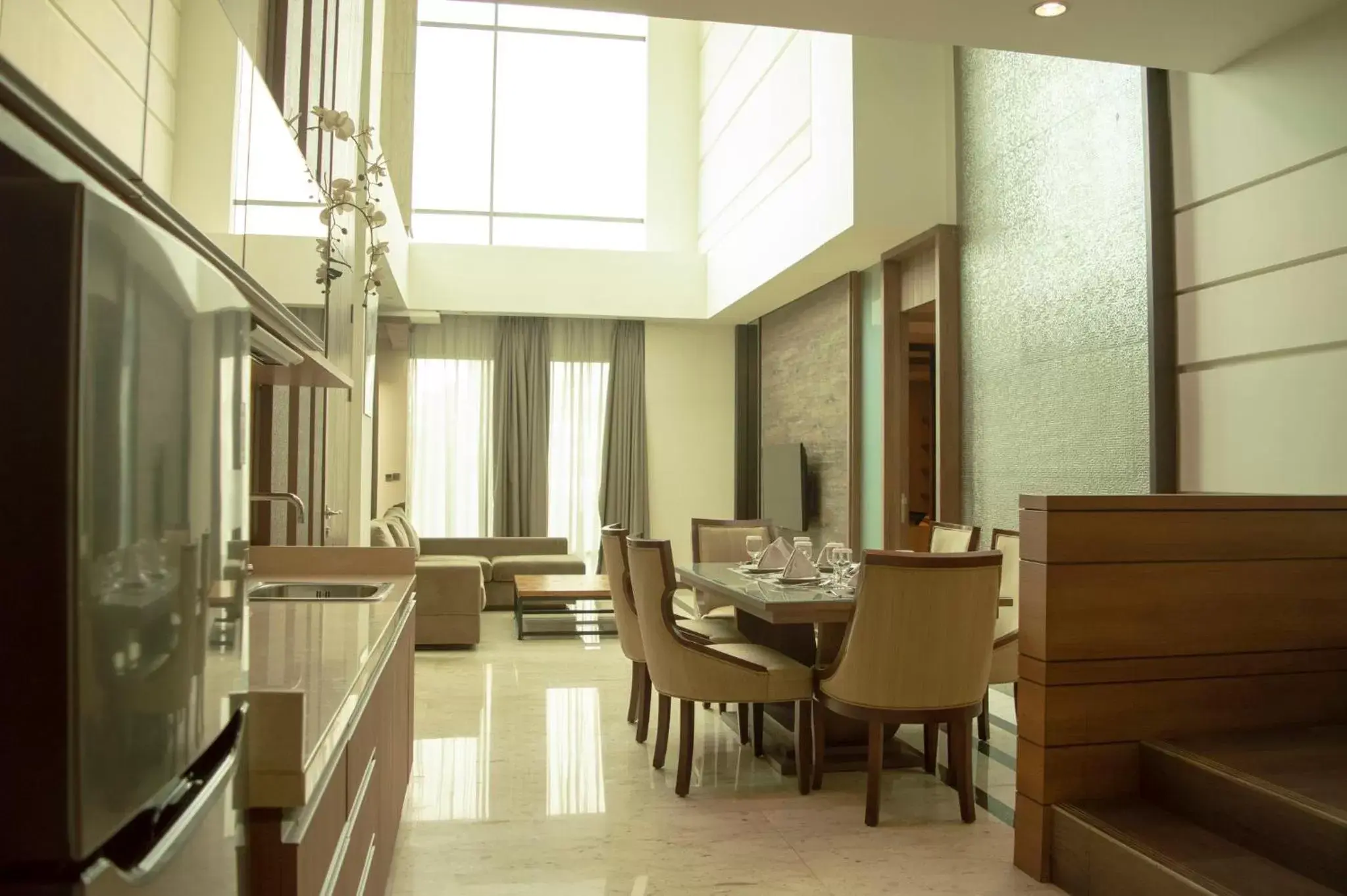 Photo of the whole room, Restaurant/Places to Eat in Holiday Inn Cikarang Jababeka, an IHG Hotel