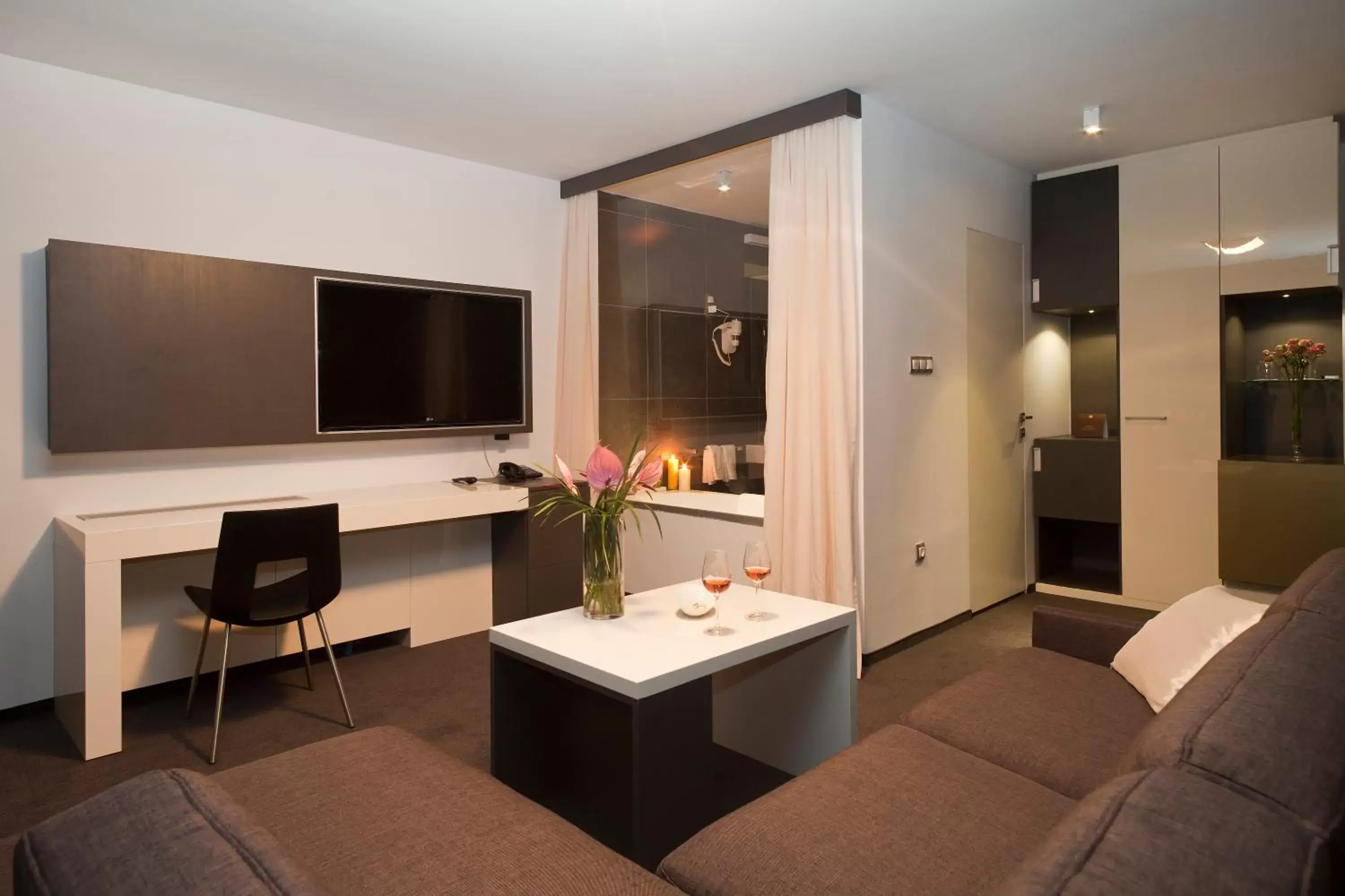 Bathroom, TV/Entertainment Center in Hotel City Maribor