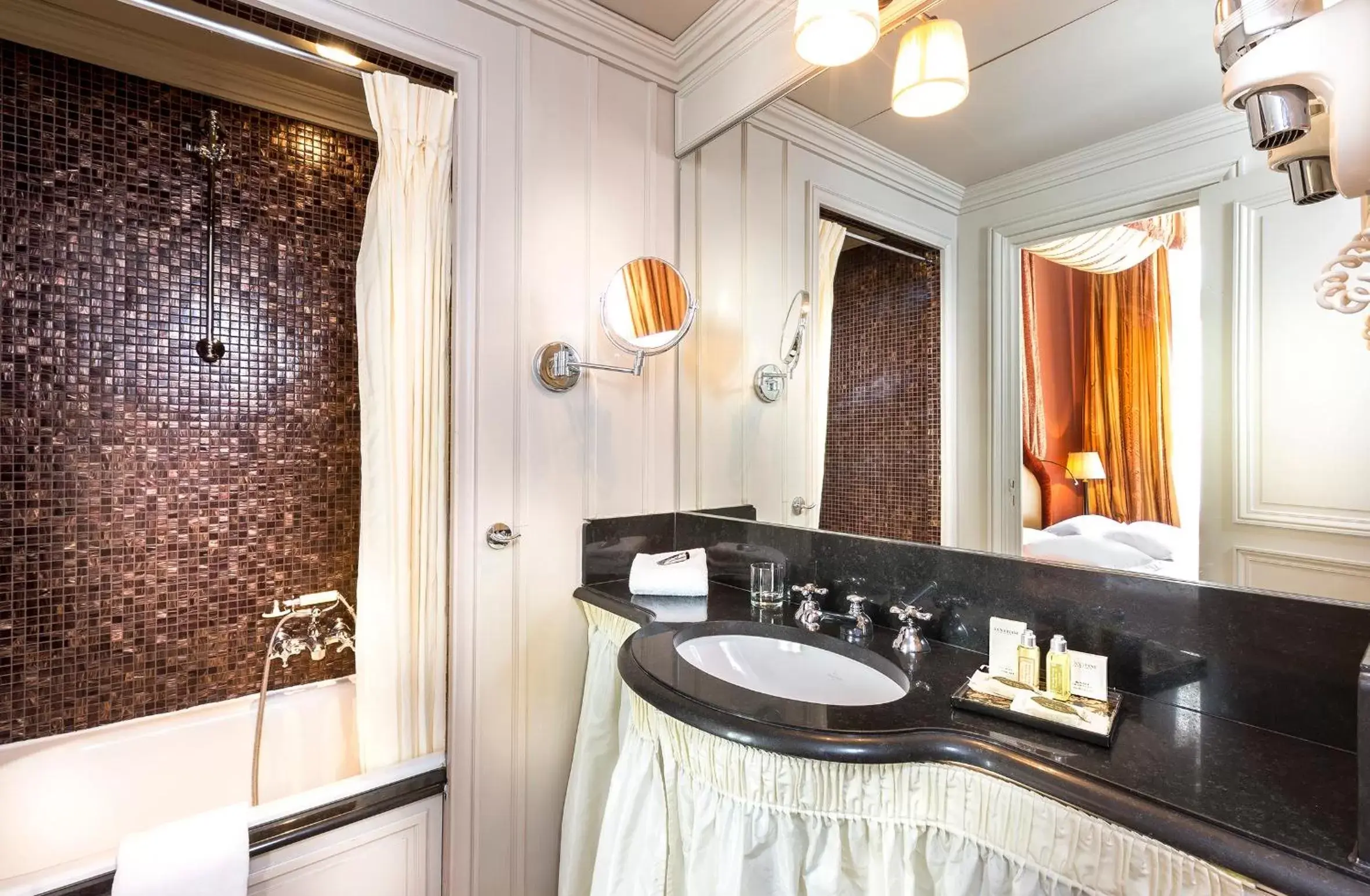 Bathroom in Hotel Odeon Saint Germain
