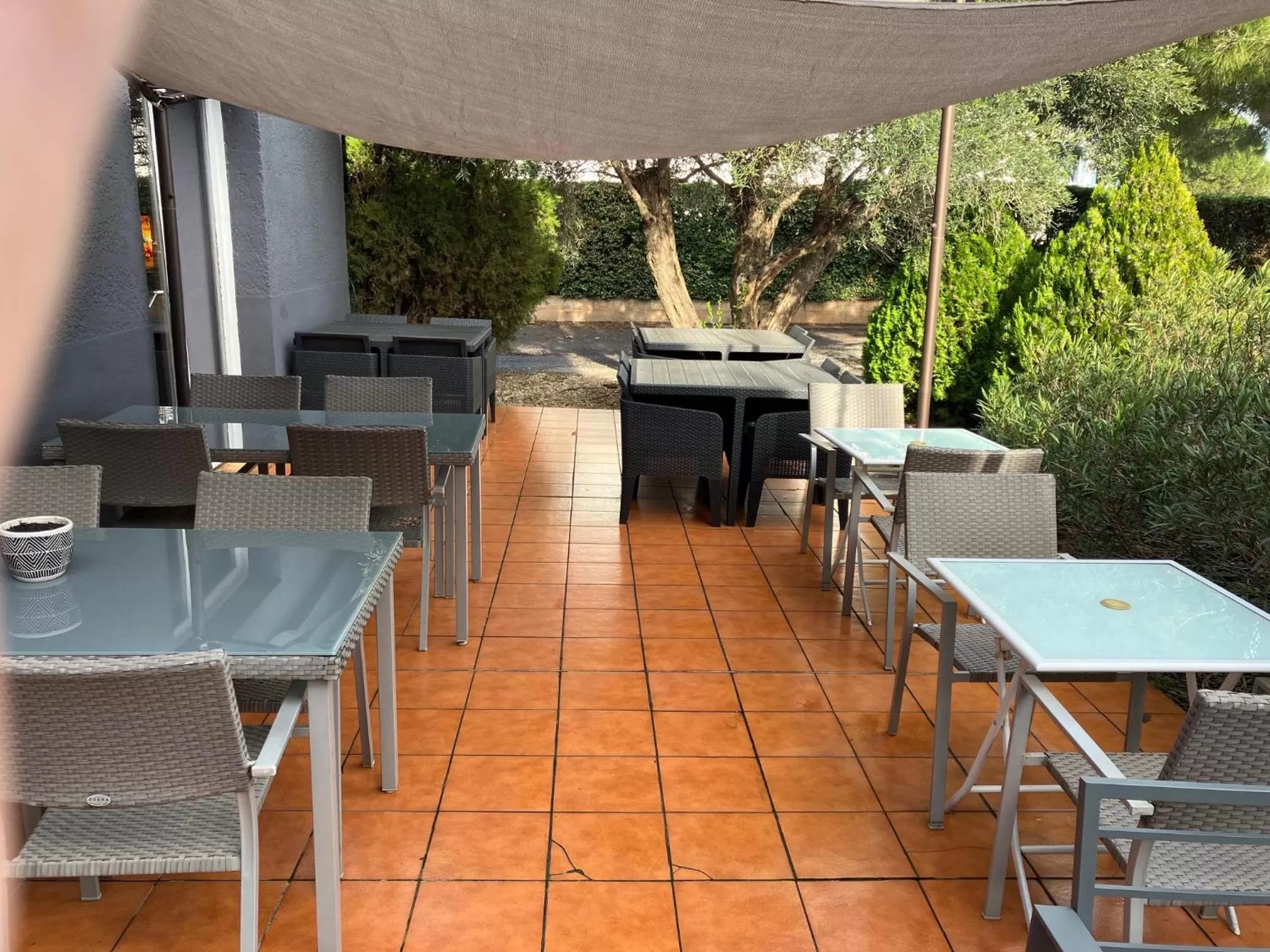 Patio in Contact Hotel LE SUD Montpellier Aéroport Parc Expo Arena