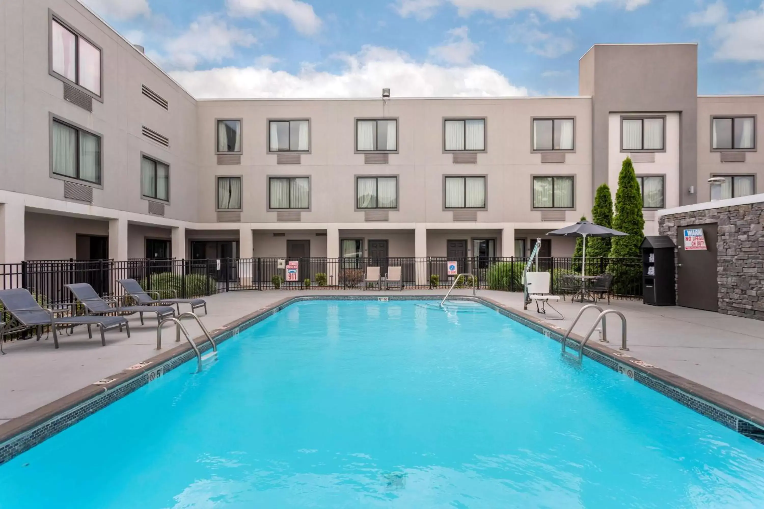 Pool view in Best Western Plus Bowling Green Pool view in Best Western Plus Bowling Green