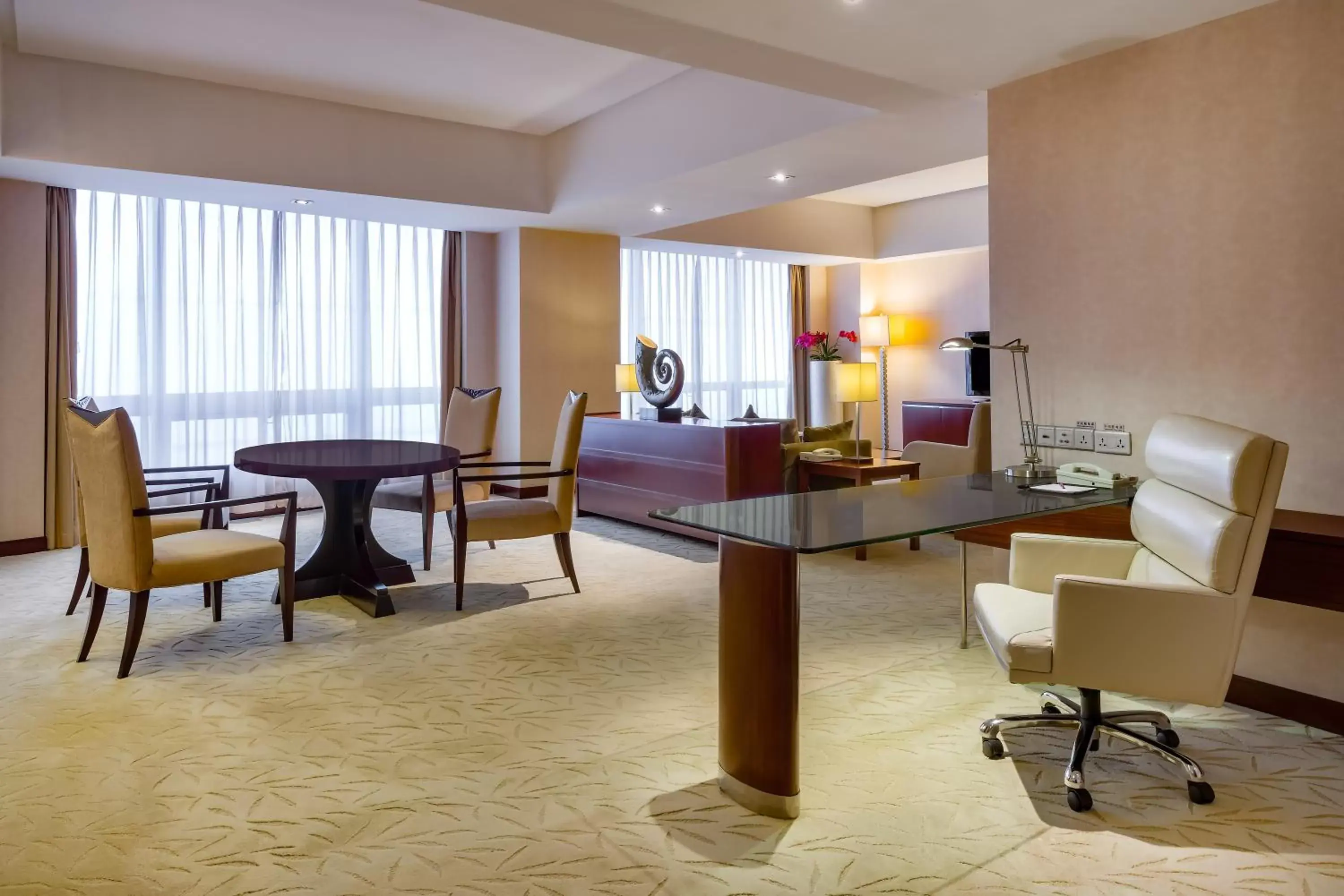 Bedroom, Lounge/Bar in Crowne Plaza Yantai Sea View, an IHG Hotel