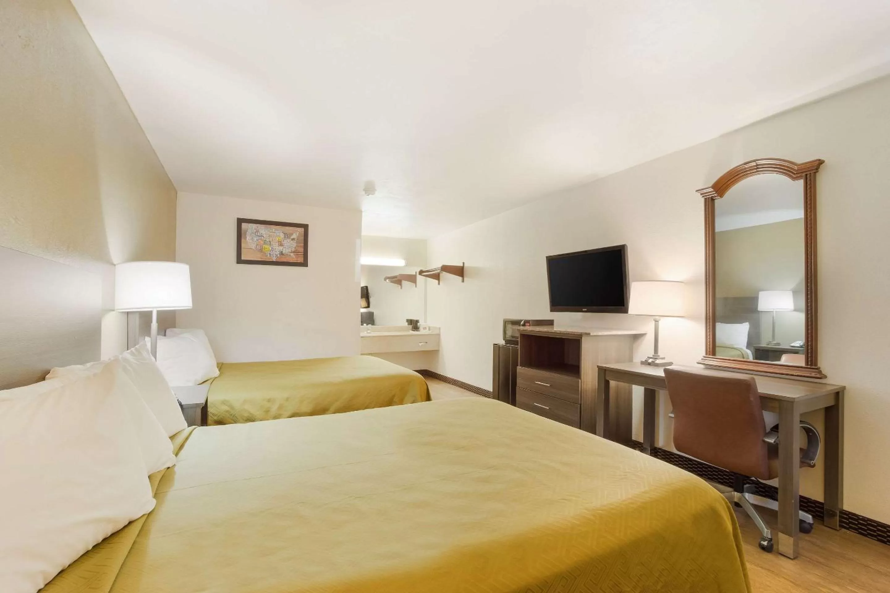 Photo of the whole room, Bed in Econo Lodge