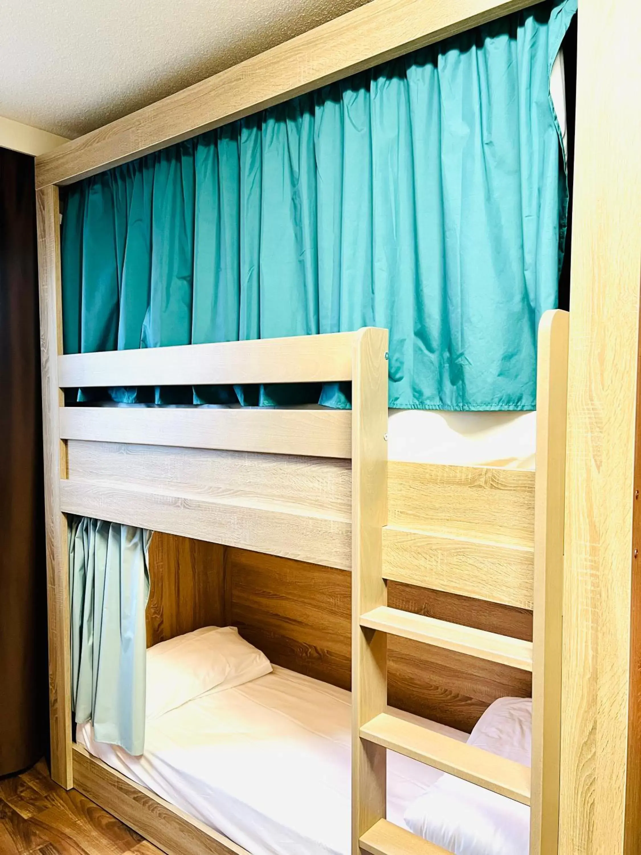 Night, Bunk Bed in The People Le Havre