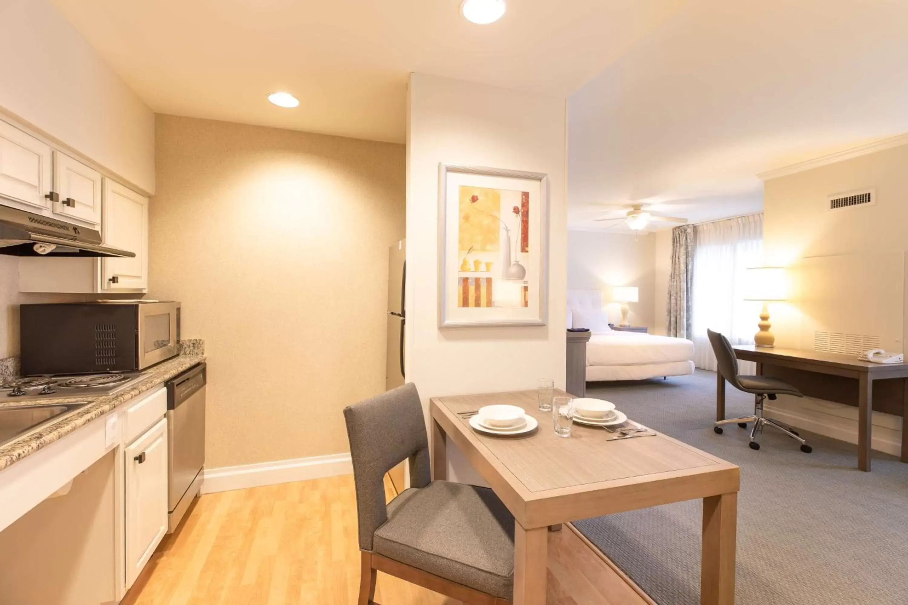 Living room, Kitchen/Kitchenette in Homewood Suites by Hilton Palm Beach Gardens