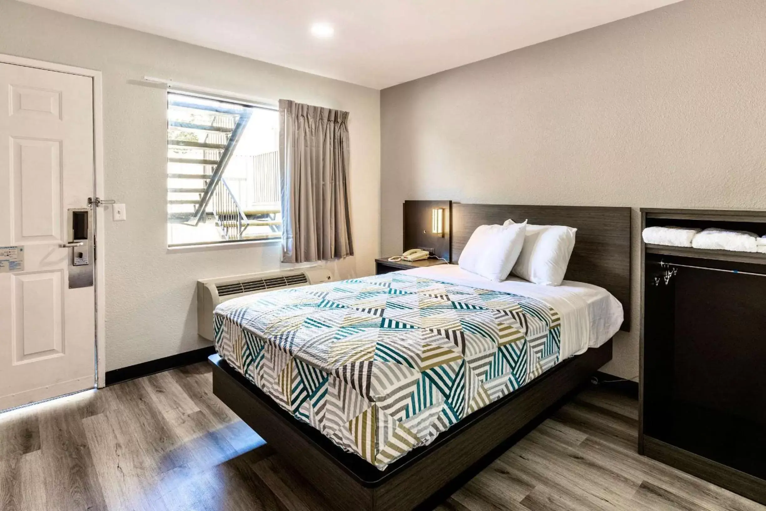 Bedroom, Bed in Motel 6-Carlsbad, CA - East Near LEGOLAND