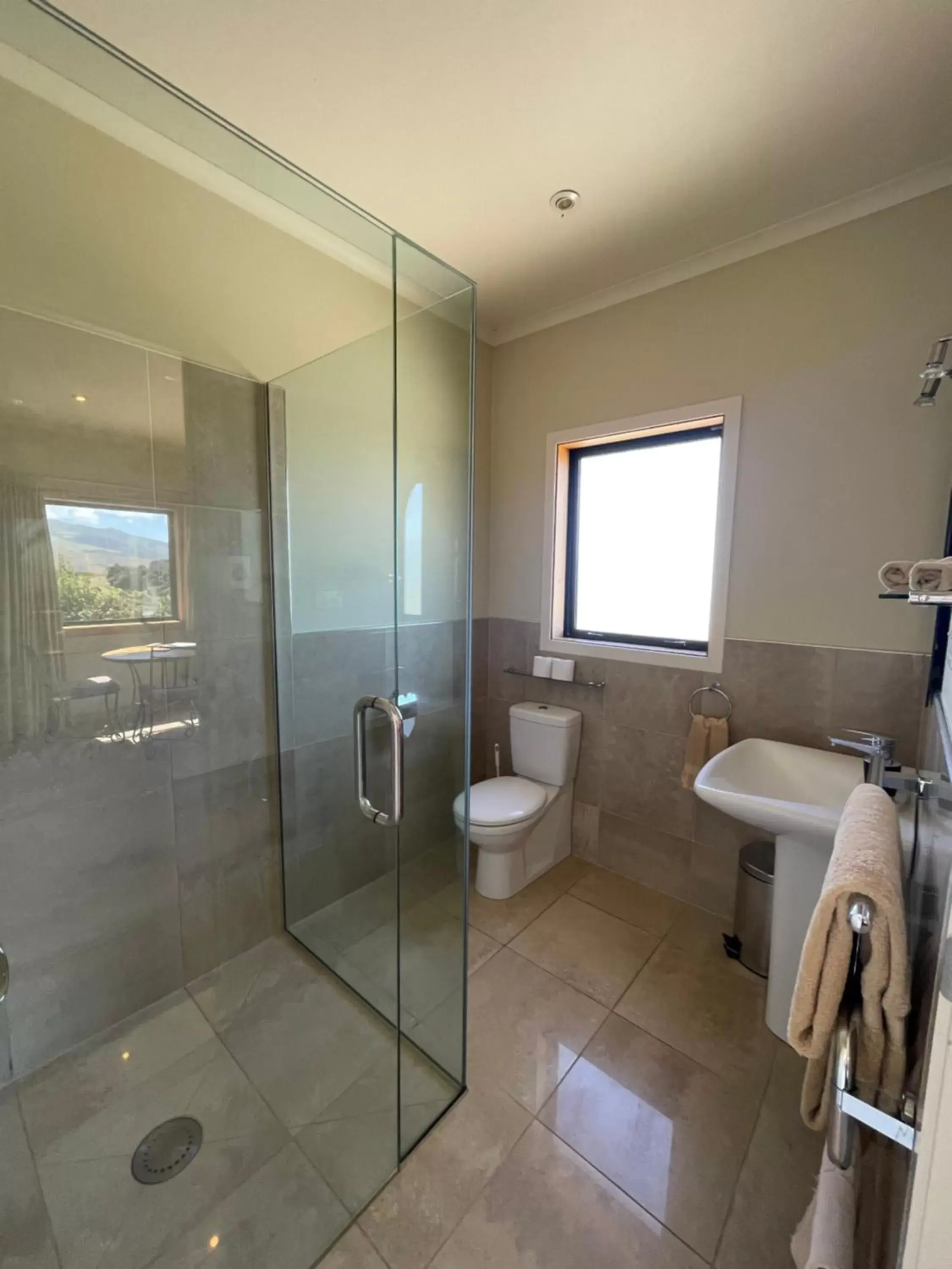 Shower, Bathroom in Parautane Lodge