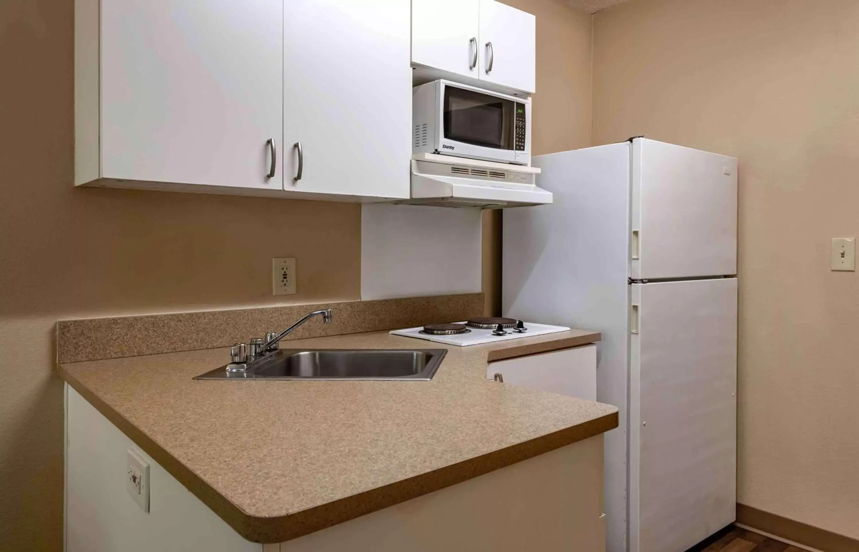 Bedroom, Kitchen/Kitchenette in Extended Stay America Suites - Jacksonville - Riverwalk - Convention Center