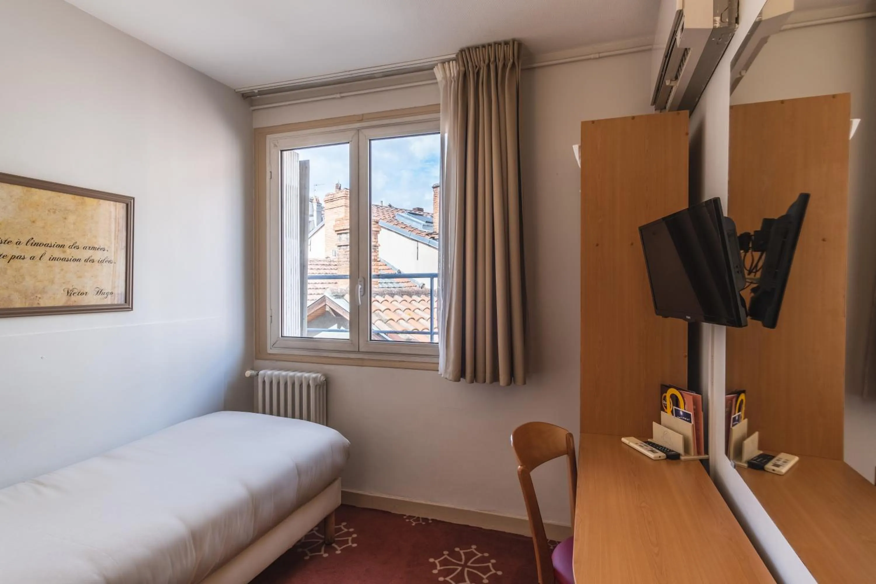 TV and multimedia, Bed in Hotel Ours Blanc - Victor Hugo