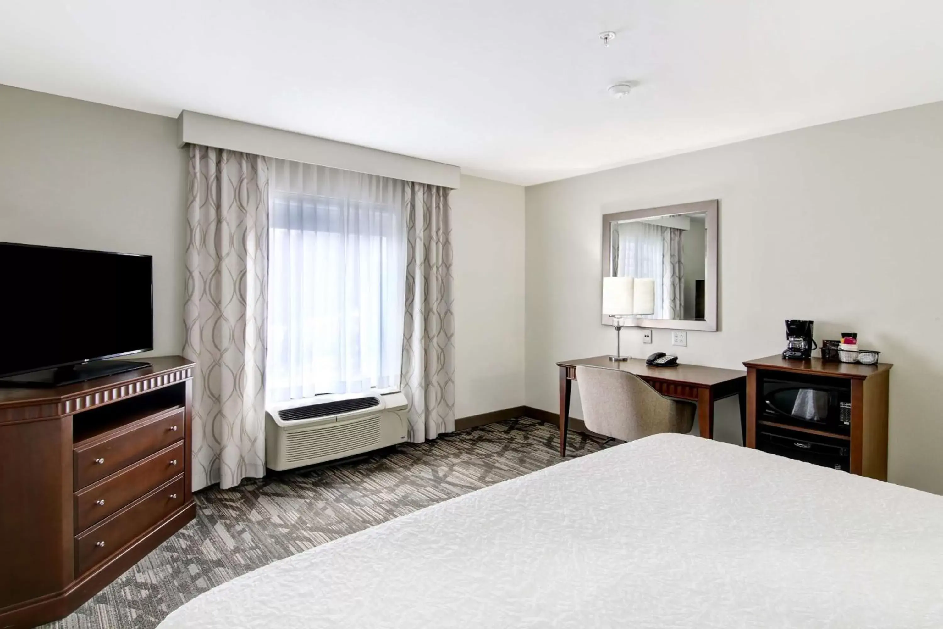 Bedroom, TV/Entertainment Center in Hampton Inn & Suites Saint John