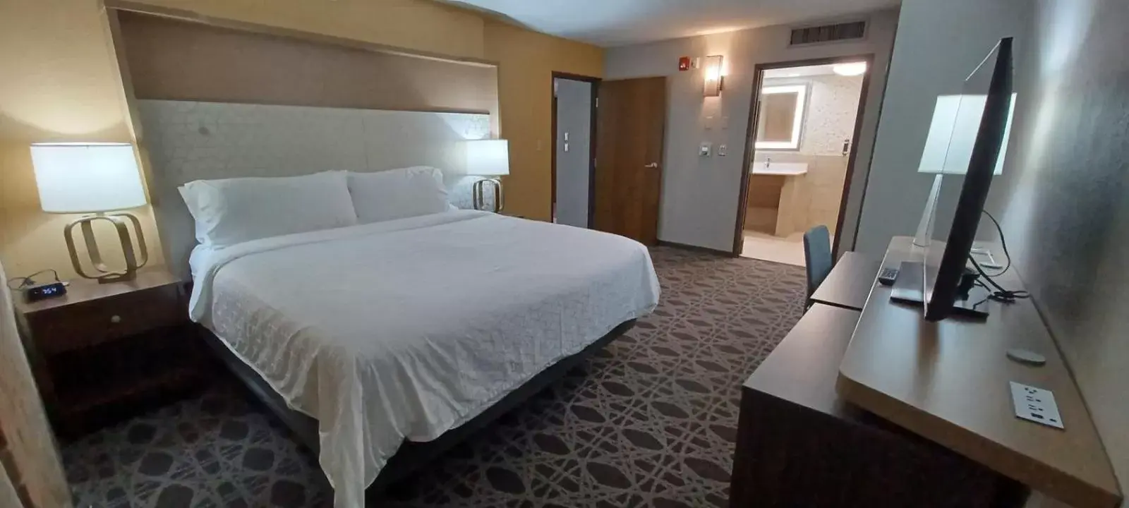 Bedroom, Bed in Holiday Inn - McAllen - Medical Center Area, an IHG Hotel