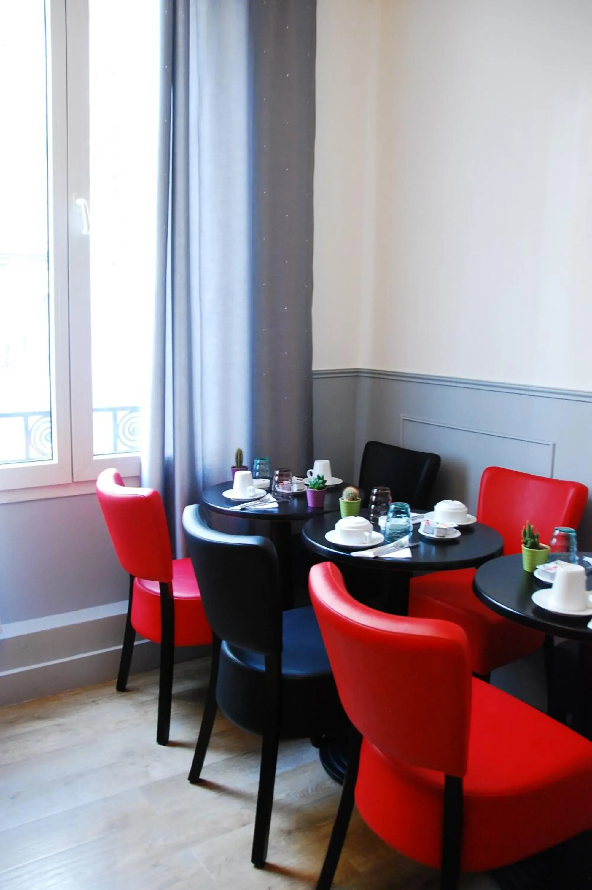 Restaurant/places to eat in Cosy Monceau