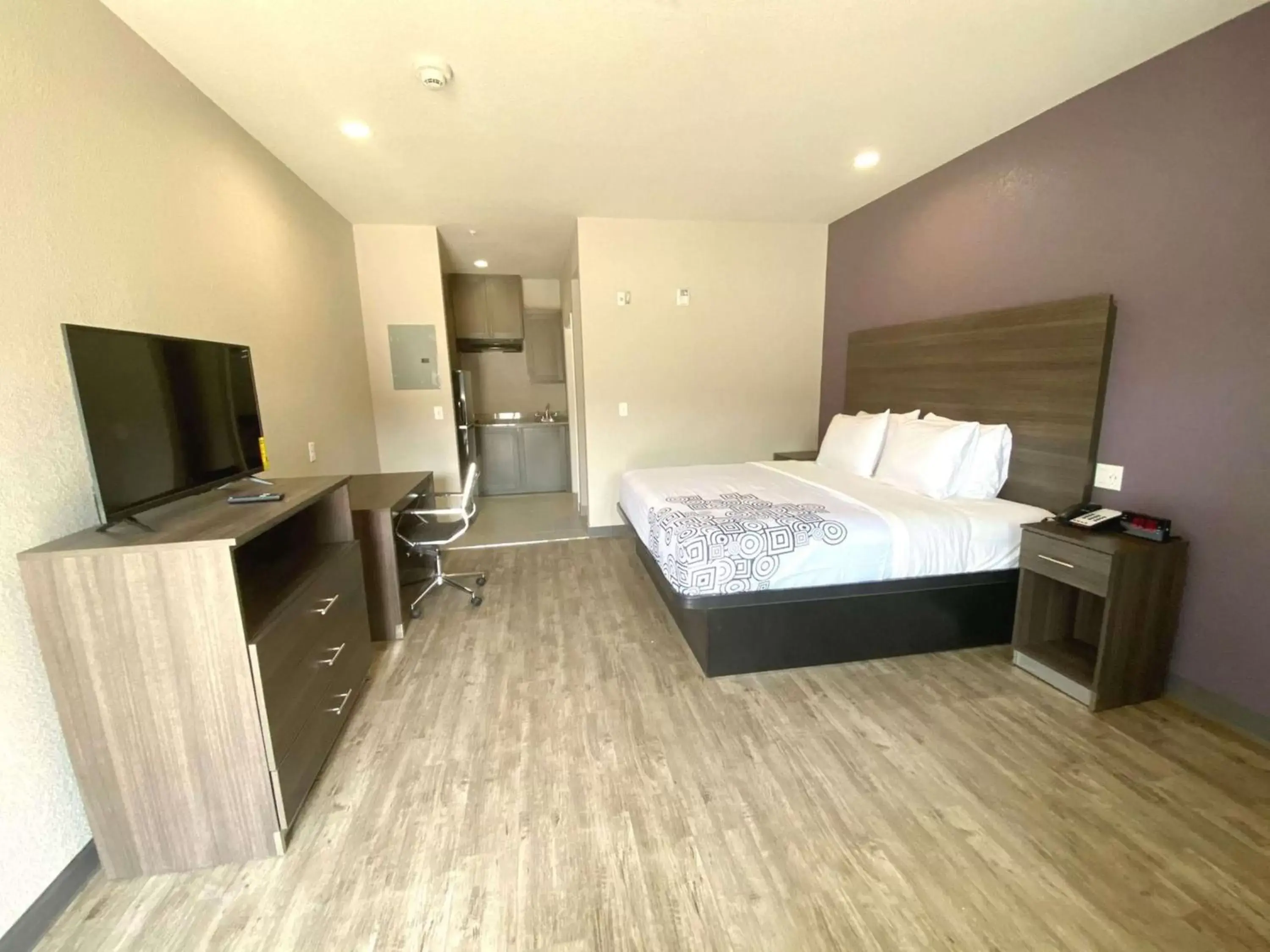 Photo of the whole room, Bed in SureStay Plus Hotel by Best Western Ada