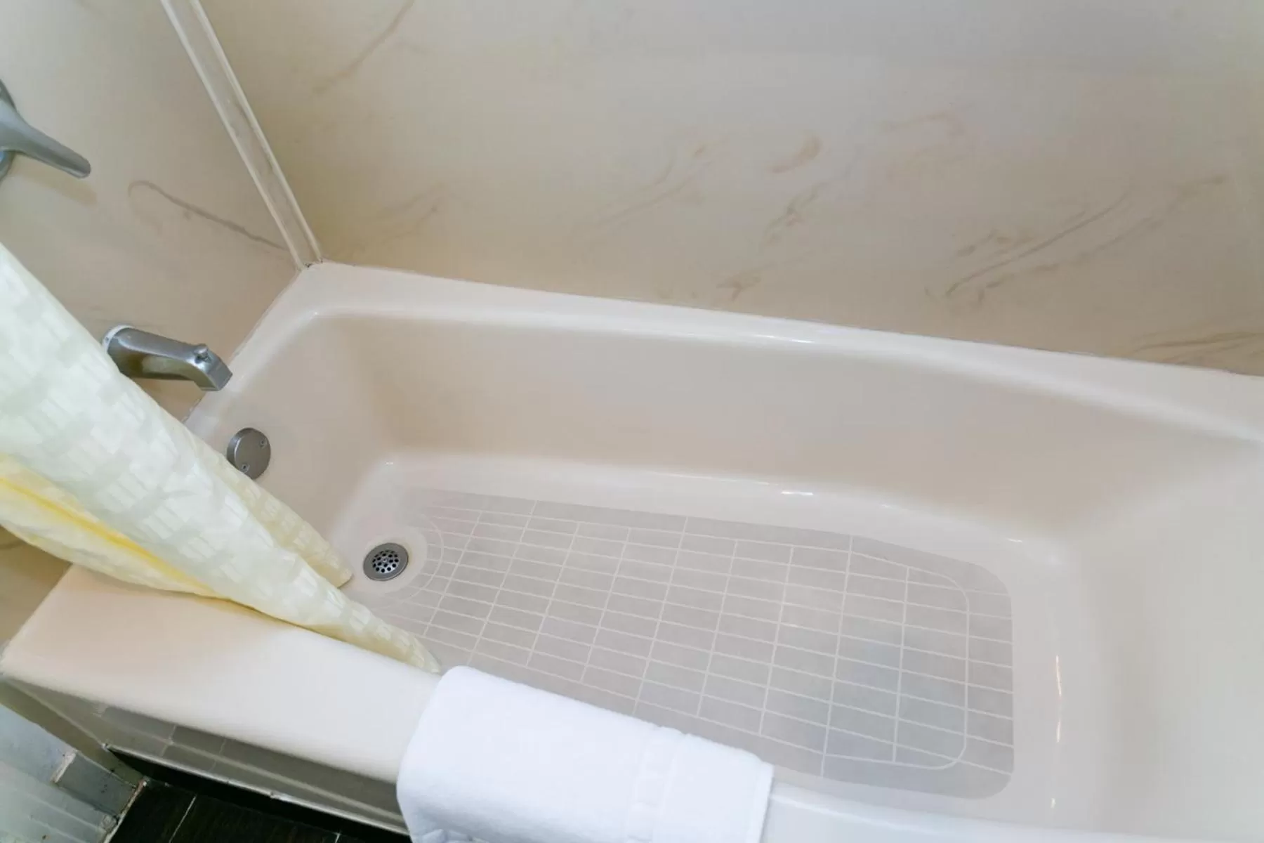 Bathroom in Anaheim Discovery Inn and Suites