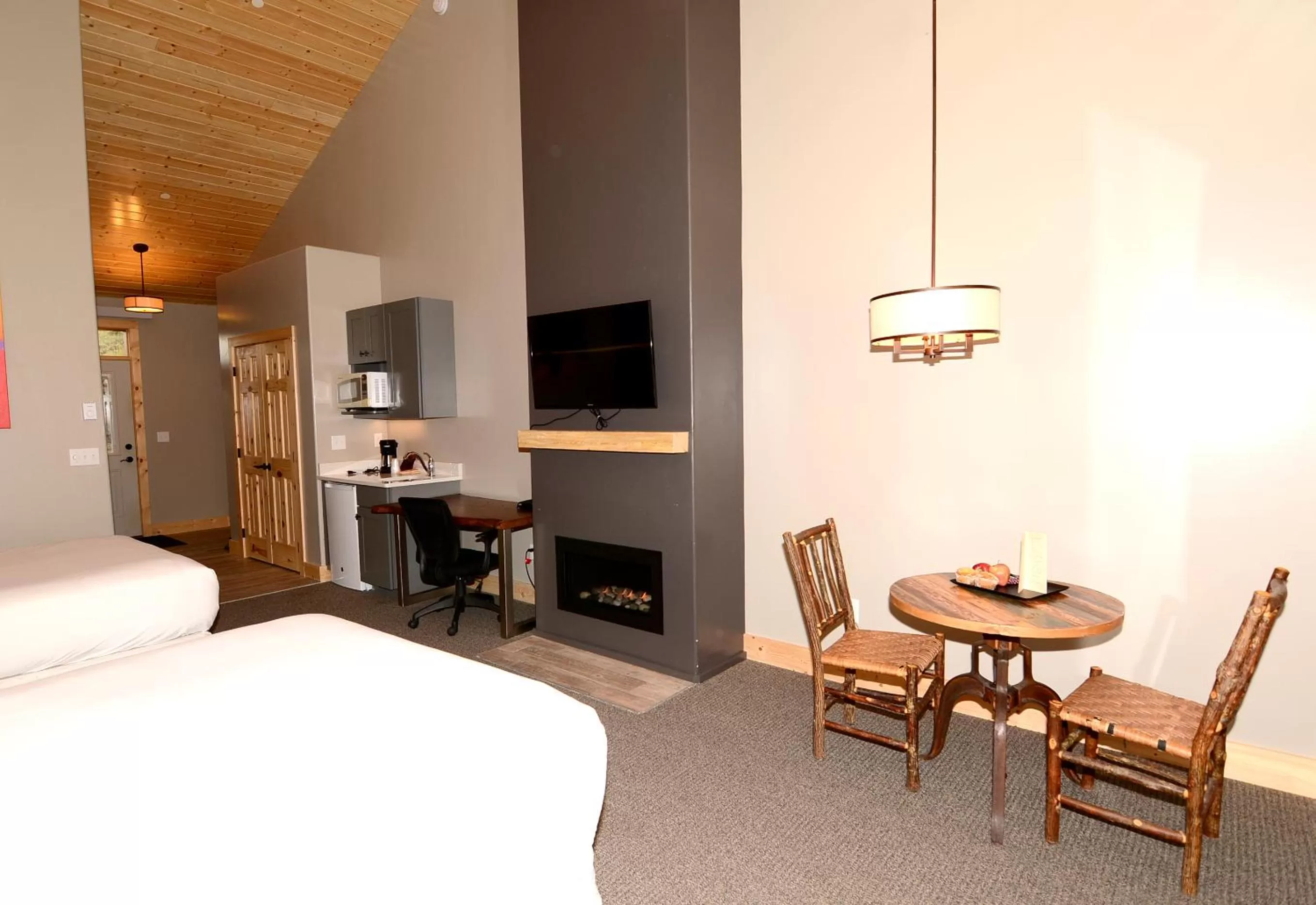 TV and multimedia, TV/Entertainment Center in Lakeside Lodge Resort and Marina