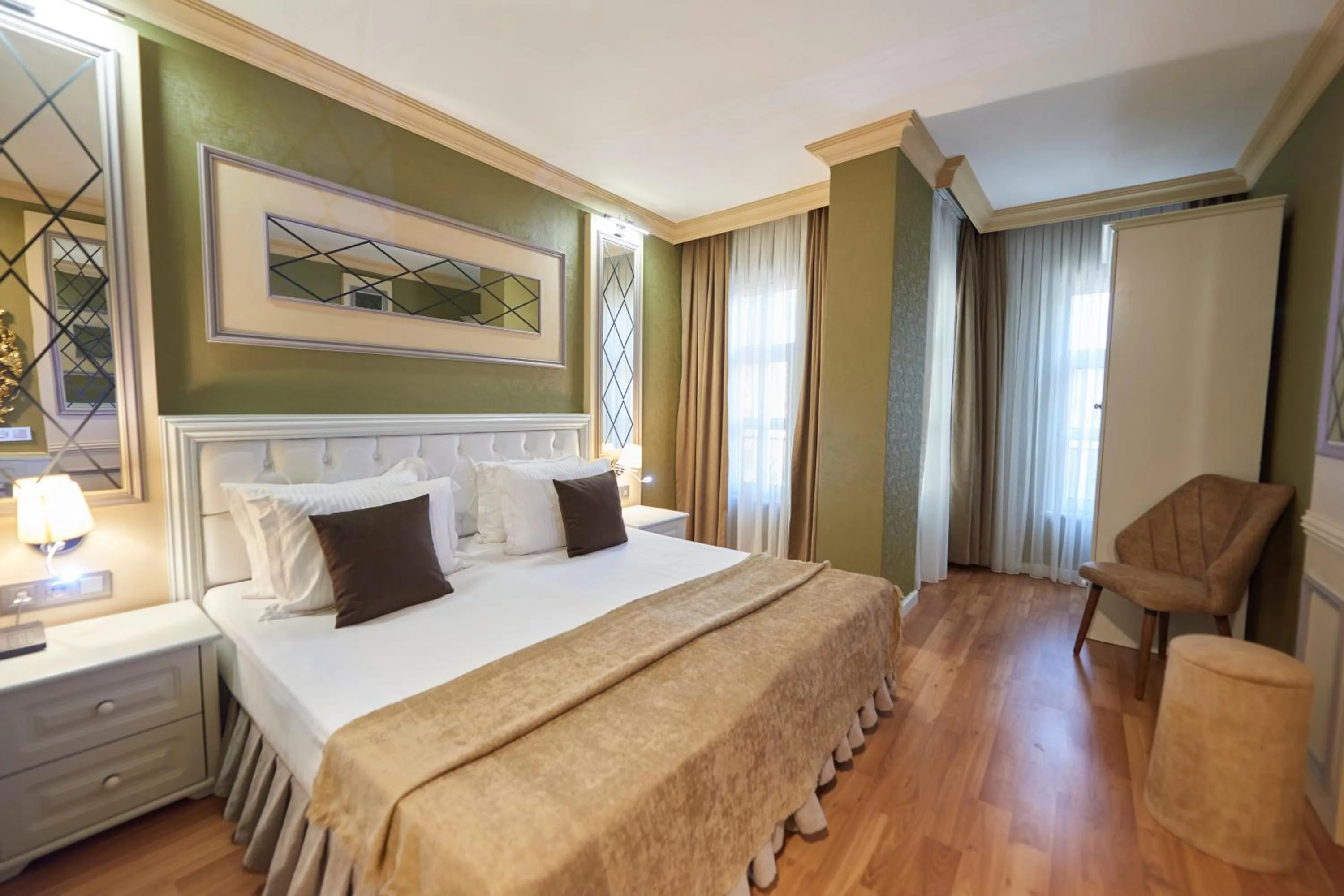 Photo of the whole room, Bed in Sunlight Hotel