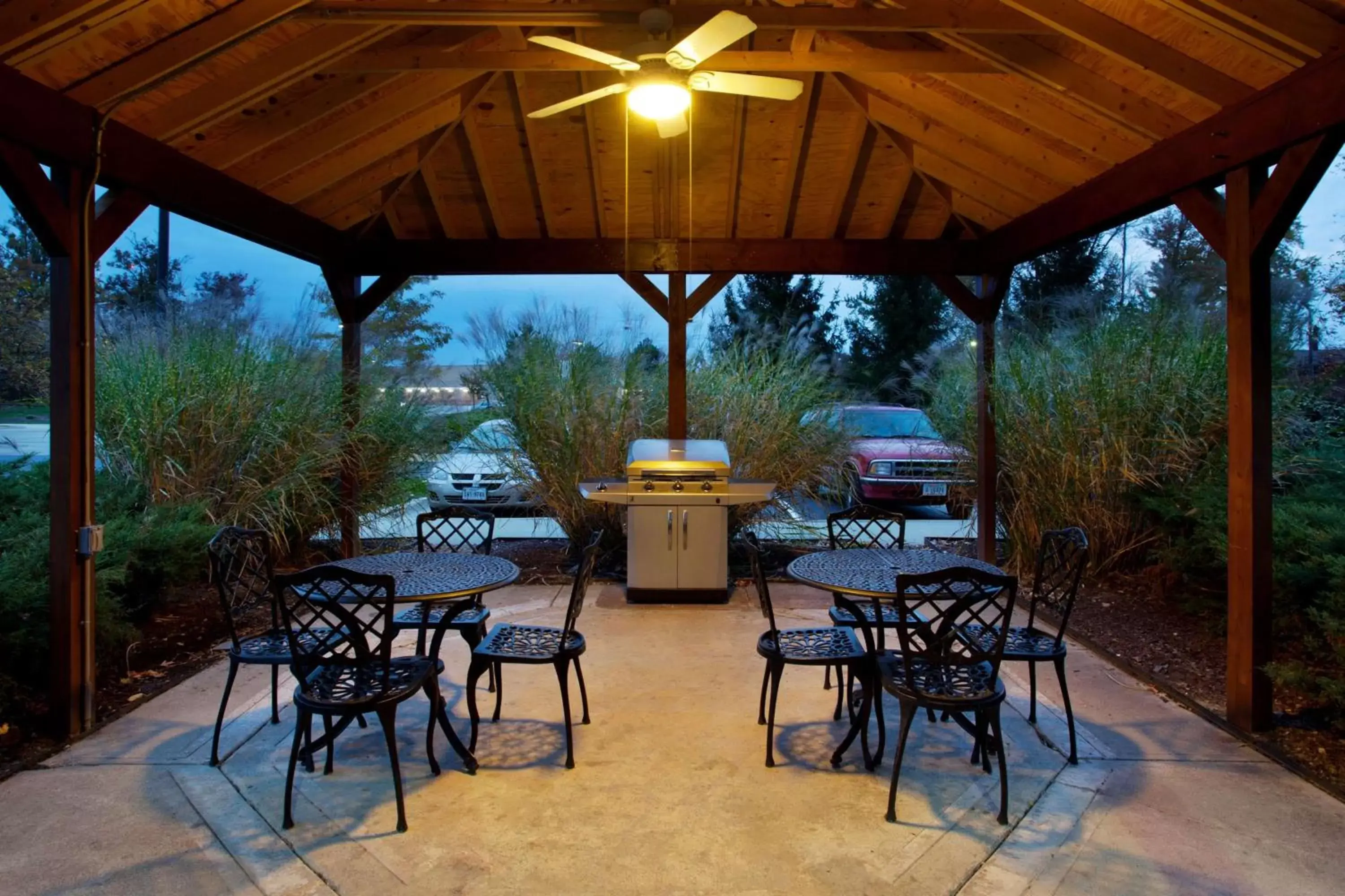 Patio, Restaurant/Places to Eat in Sonesta Simply Suites Cleveland North Olmsted Airport