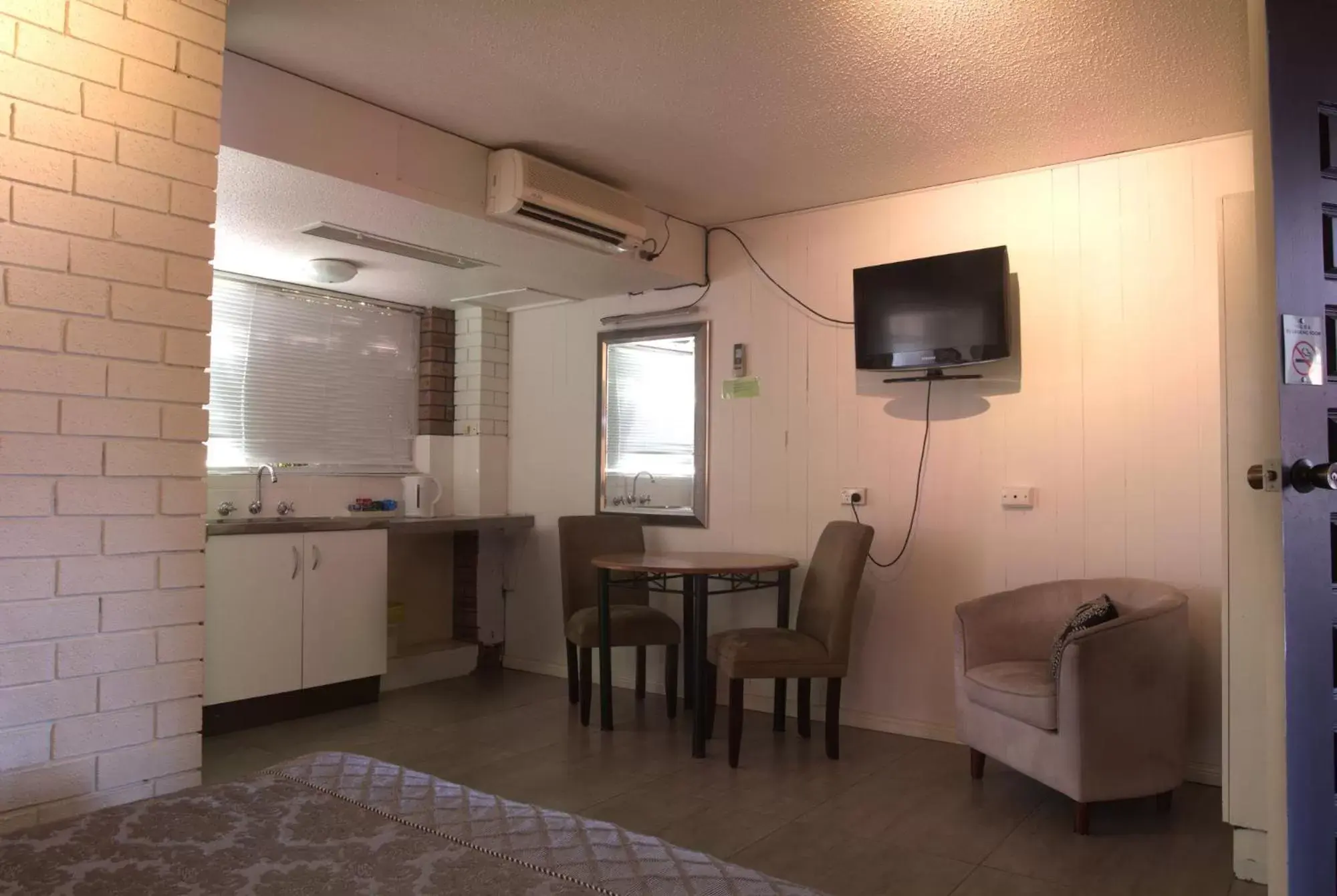 Seating area, TV/Entertainment Center in Tuncurry Motor Lodge