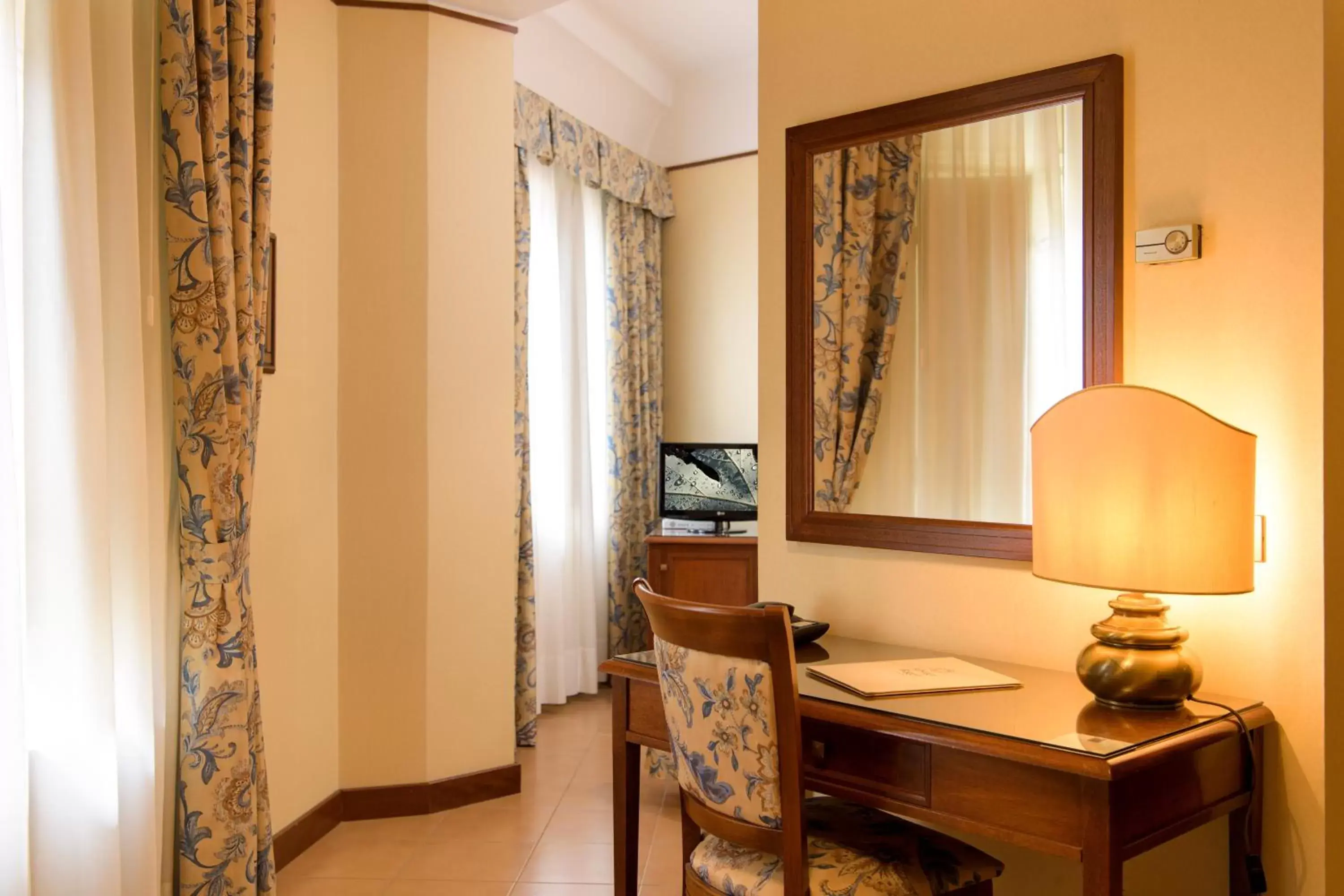 Photo of the whole room, TV/Entertainment Center in Albergo Reggio