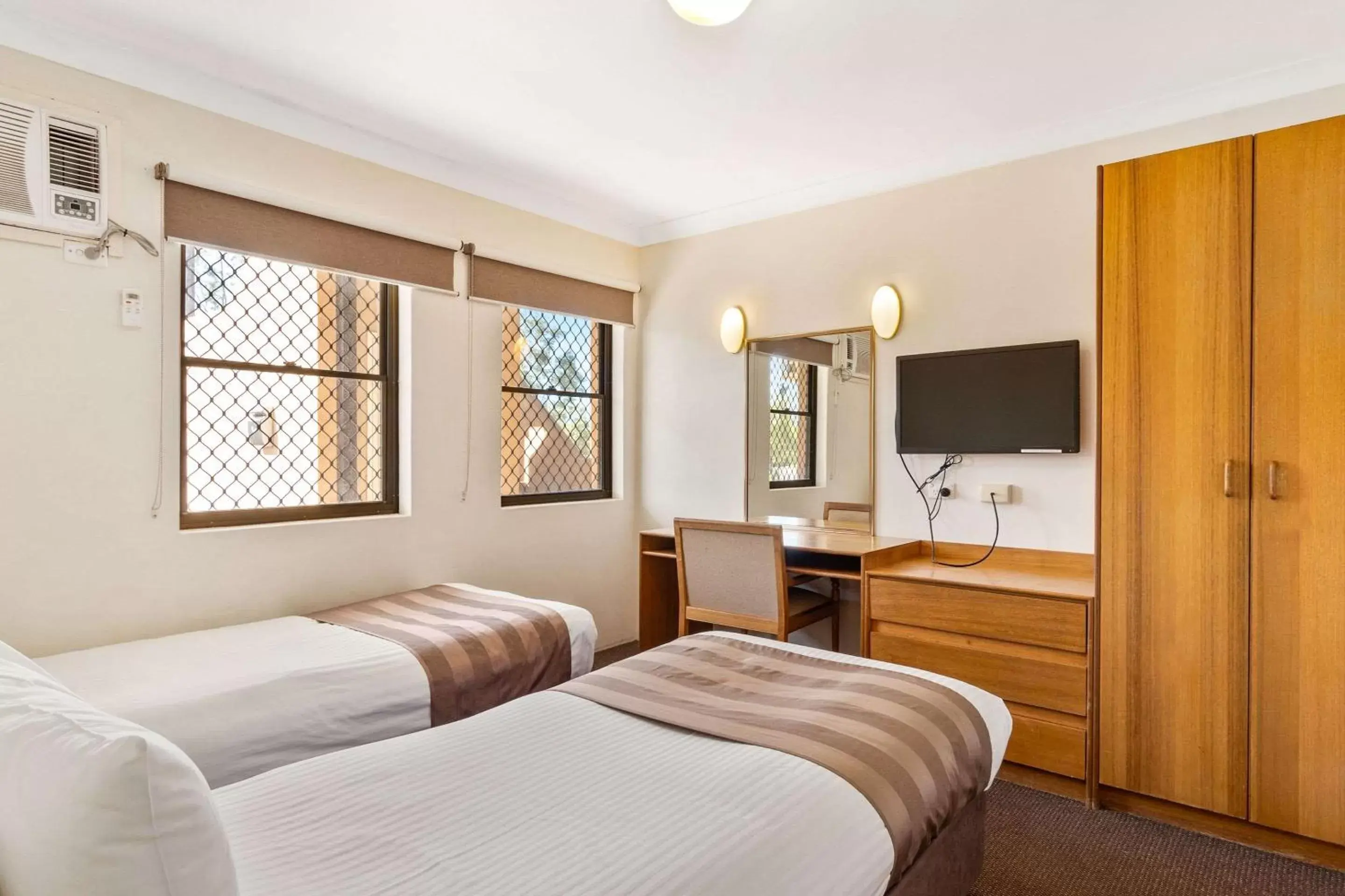 Photo of the whole room, Bed in Quality Inn Dubbo International