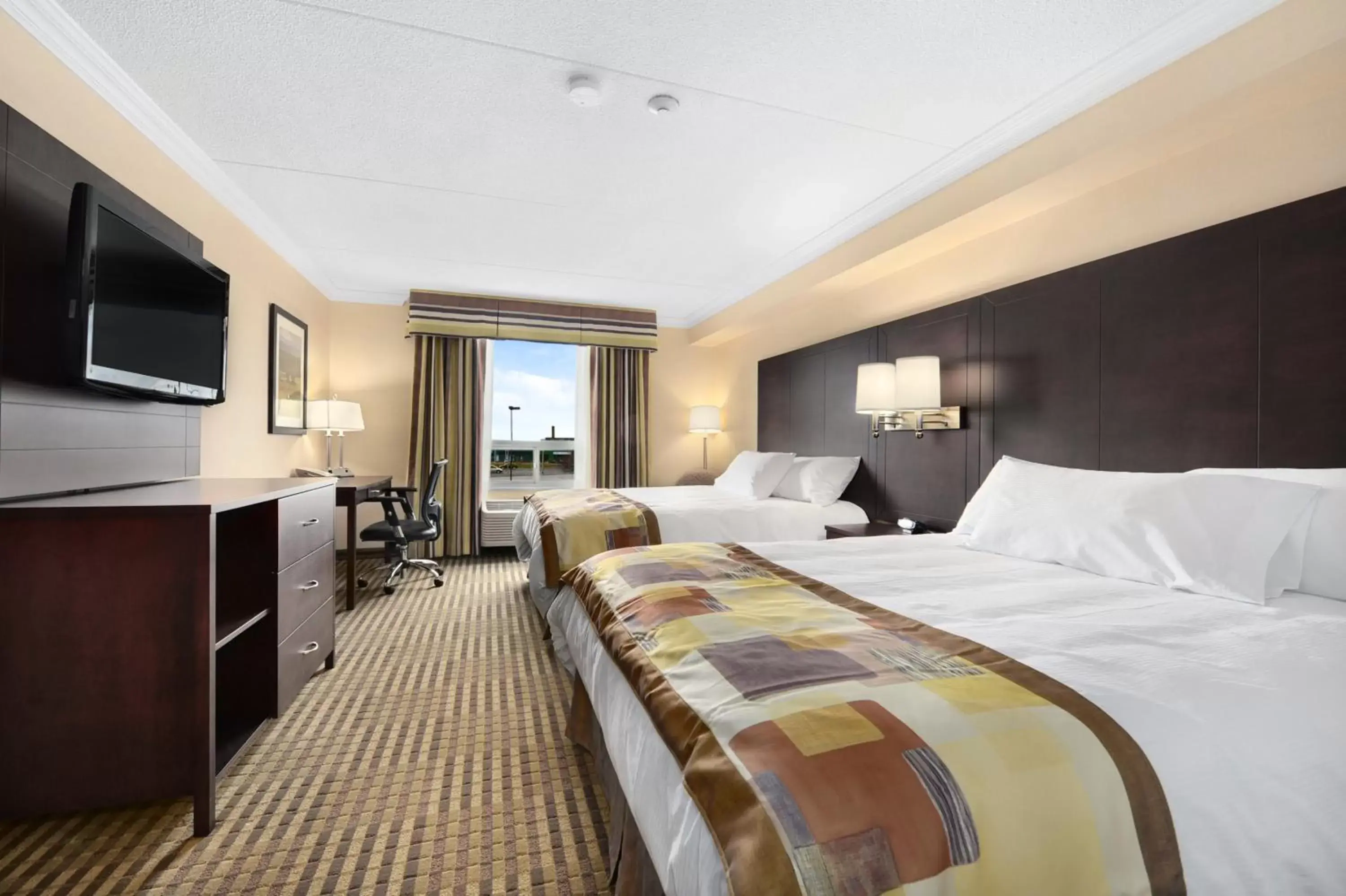 Photo of the whole room, Bed in Comfort Inn & Conference Centre Toronto Airport
