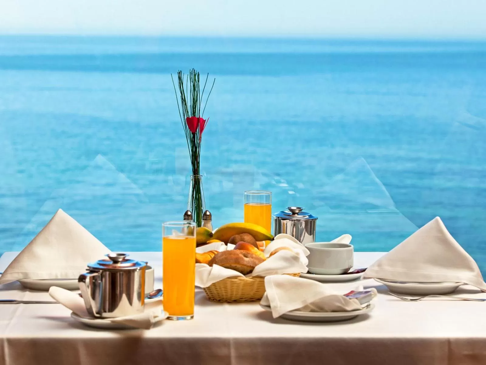 Food and drinks in Carcavelos Beach Hotel