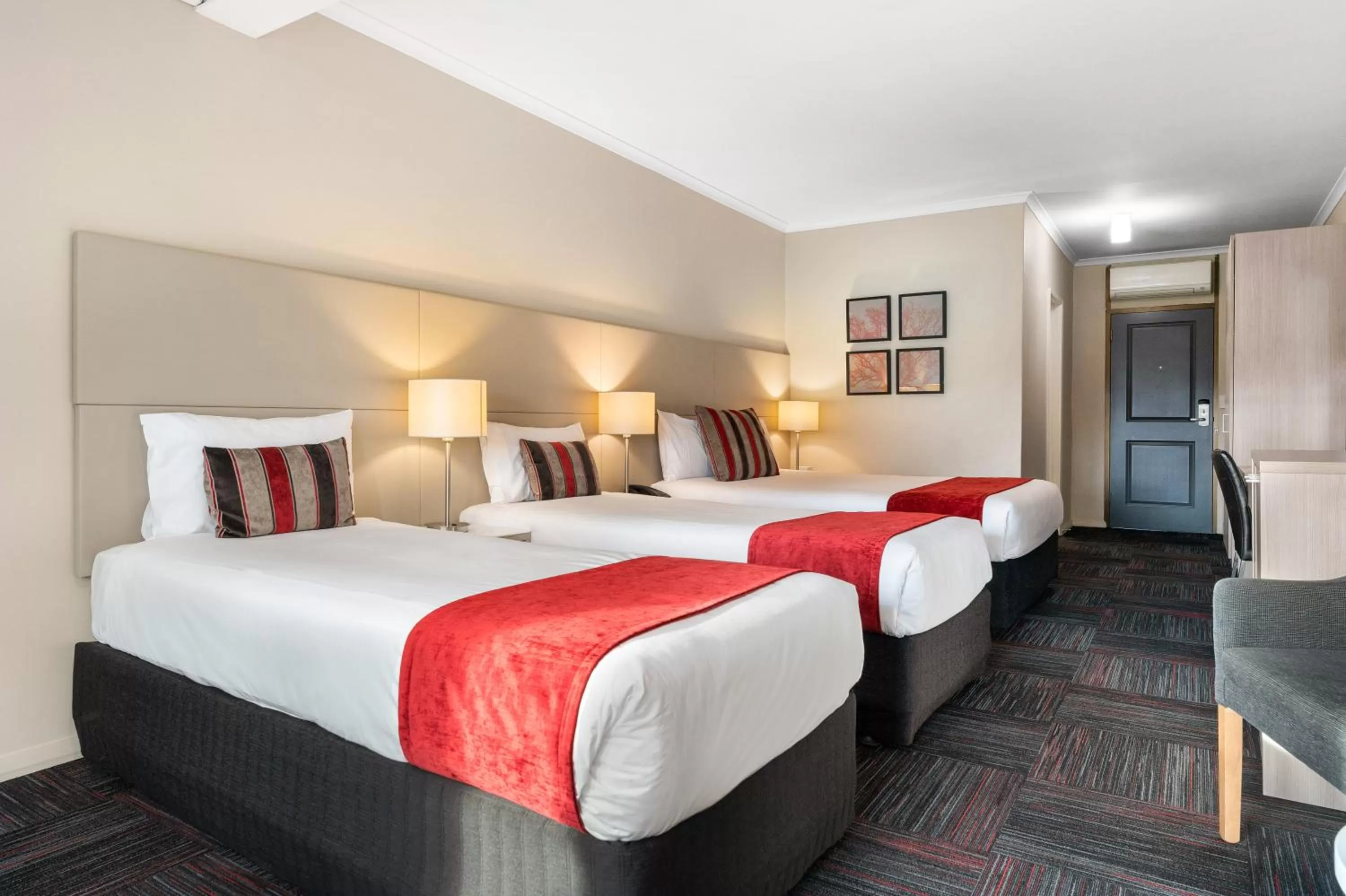 Bed in Quality Hotel Parklake Shepparton