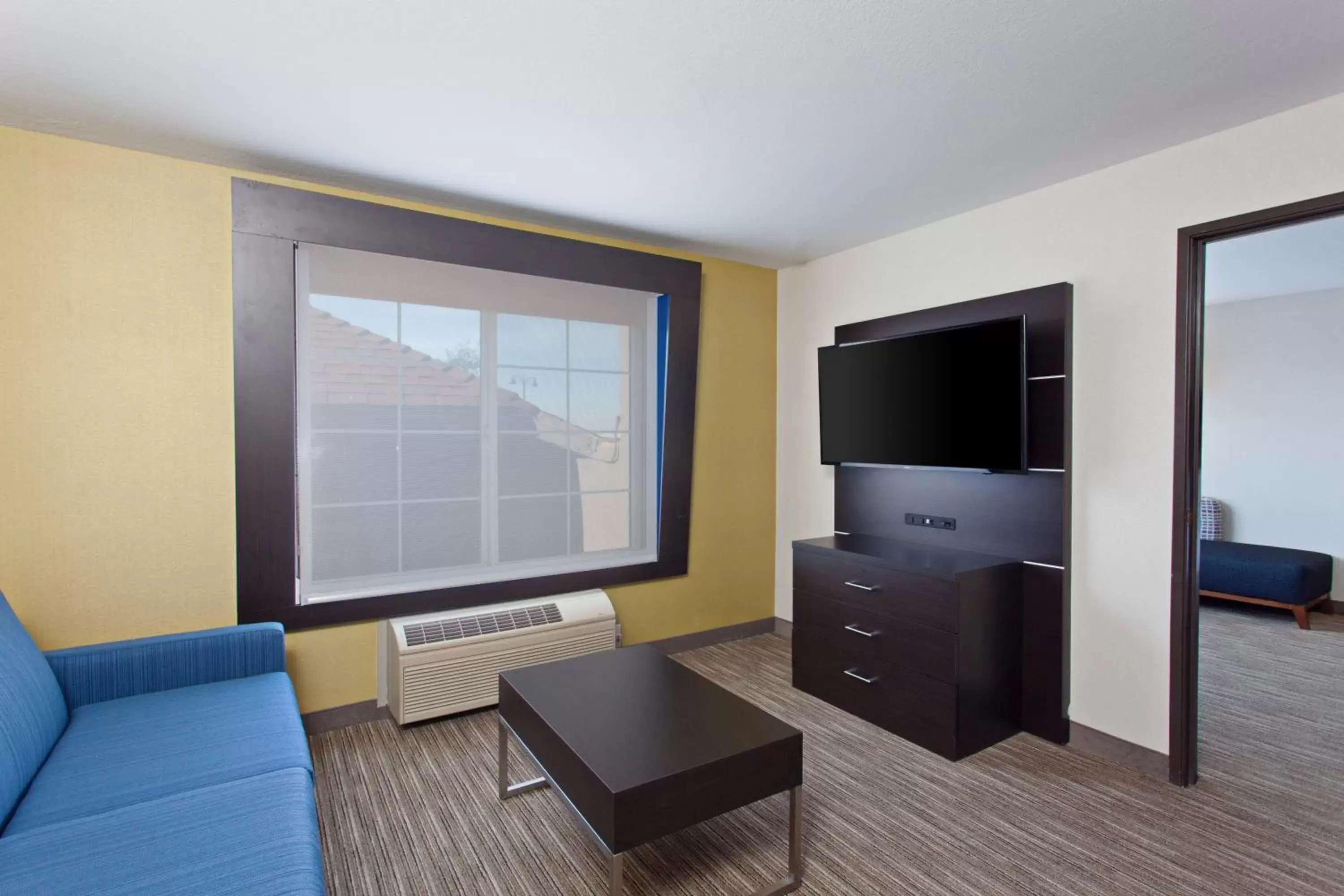 Living room, TV/Entertainment Center in Holiday Inn Express & Suites Oakland - Airport, an IHG Hotel