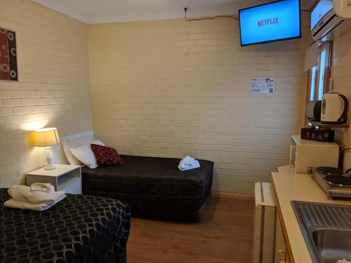 Photo of the whole room, Seating Area in Bondi Motel