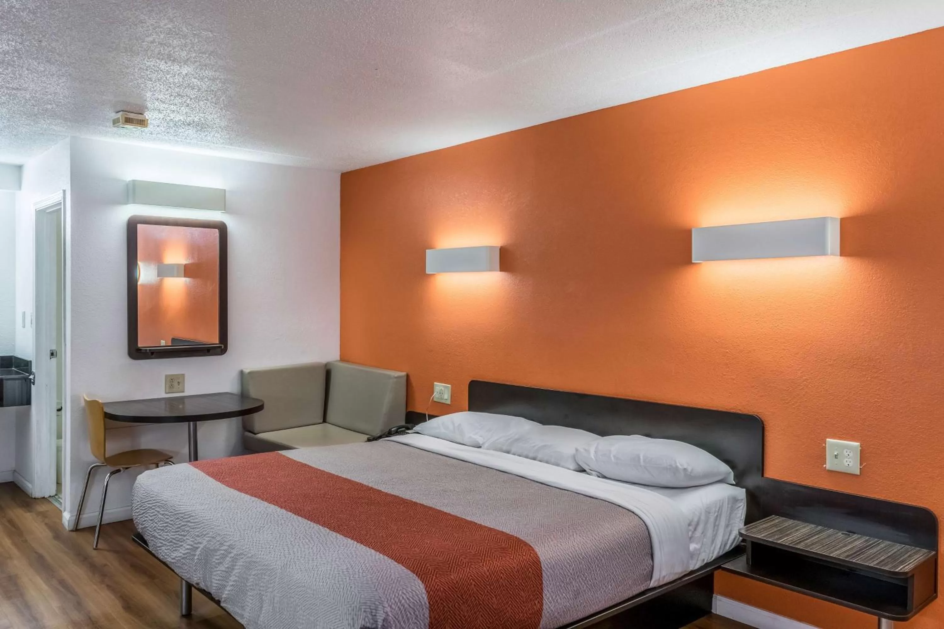 Photo of the whole room, Bed in Motel 6 Florence, KY - Cincinnati Airport