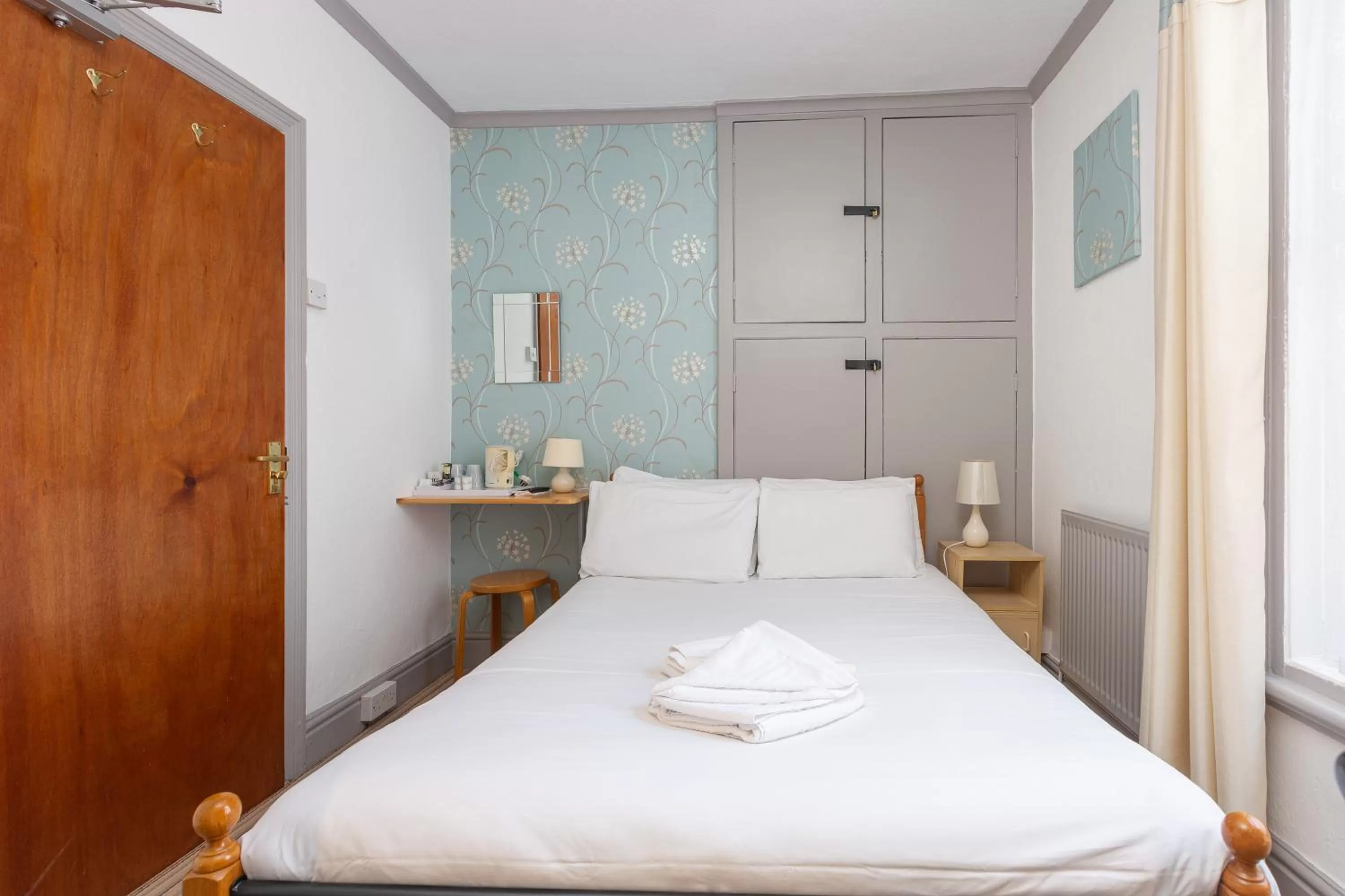 Bedroom, Bed in The Sandringham Court Hotel & Apartment Welcoming Large and Small Groups for 15 years