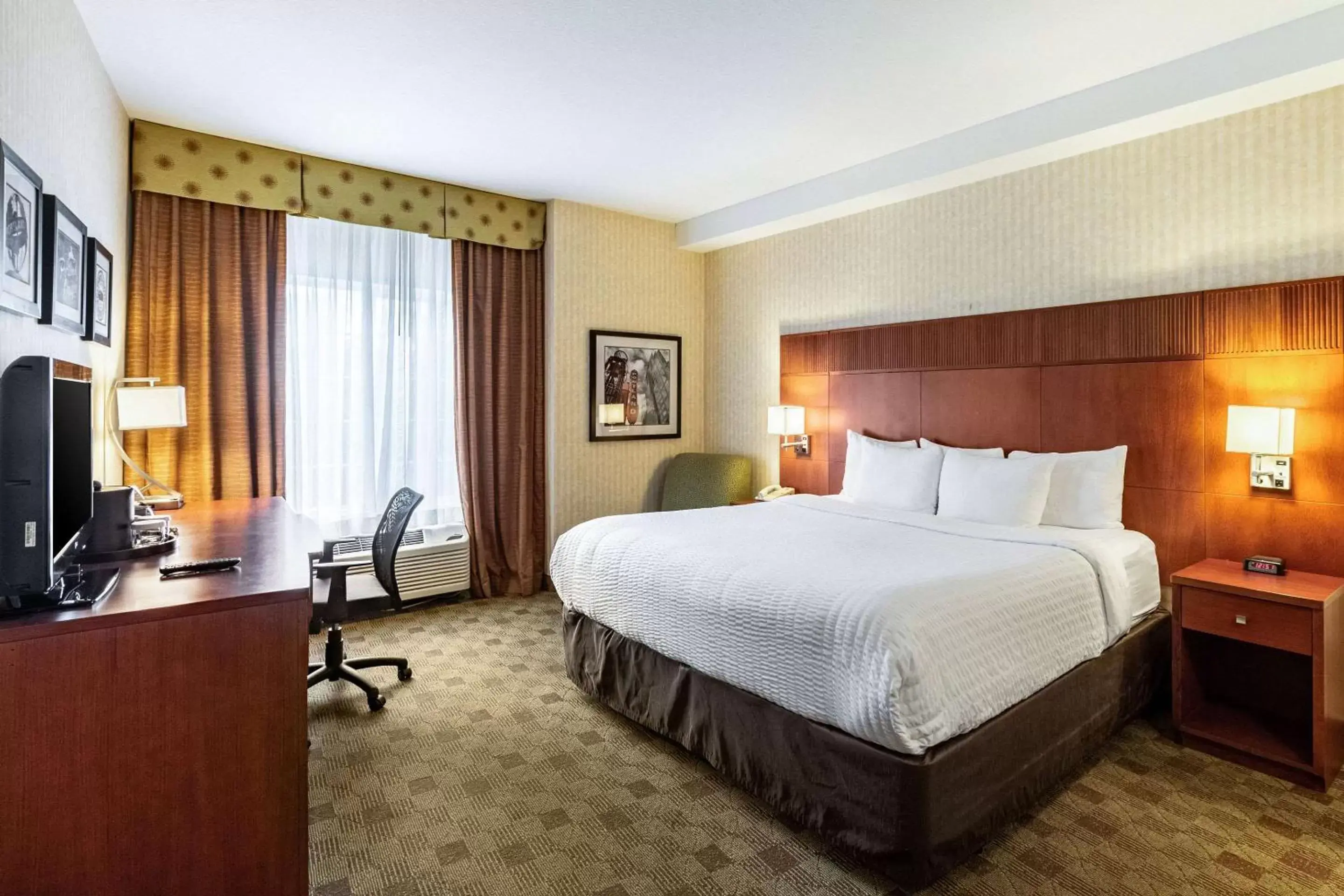 Photo of the whole room, Bed in Clarion Hotel Portland International Airport