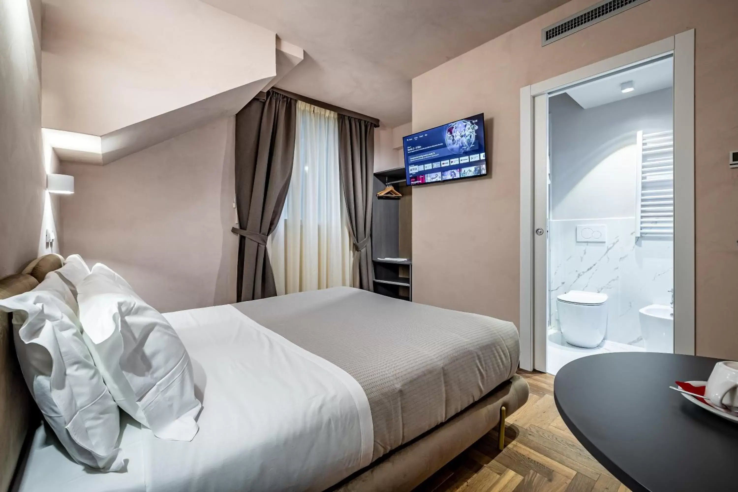 Photo of the whole room, Bed in Hotel La Scaletta al Ponte Vecchio